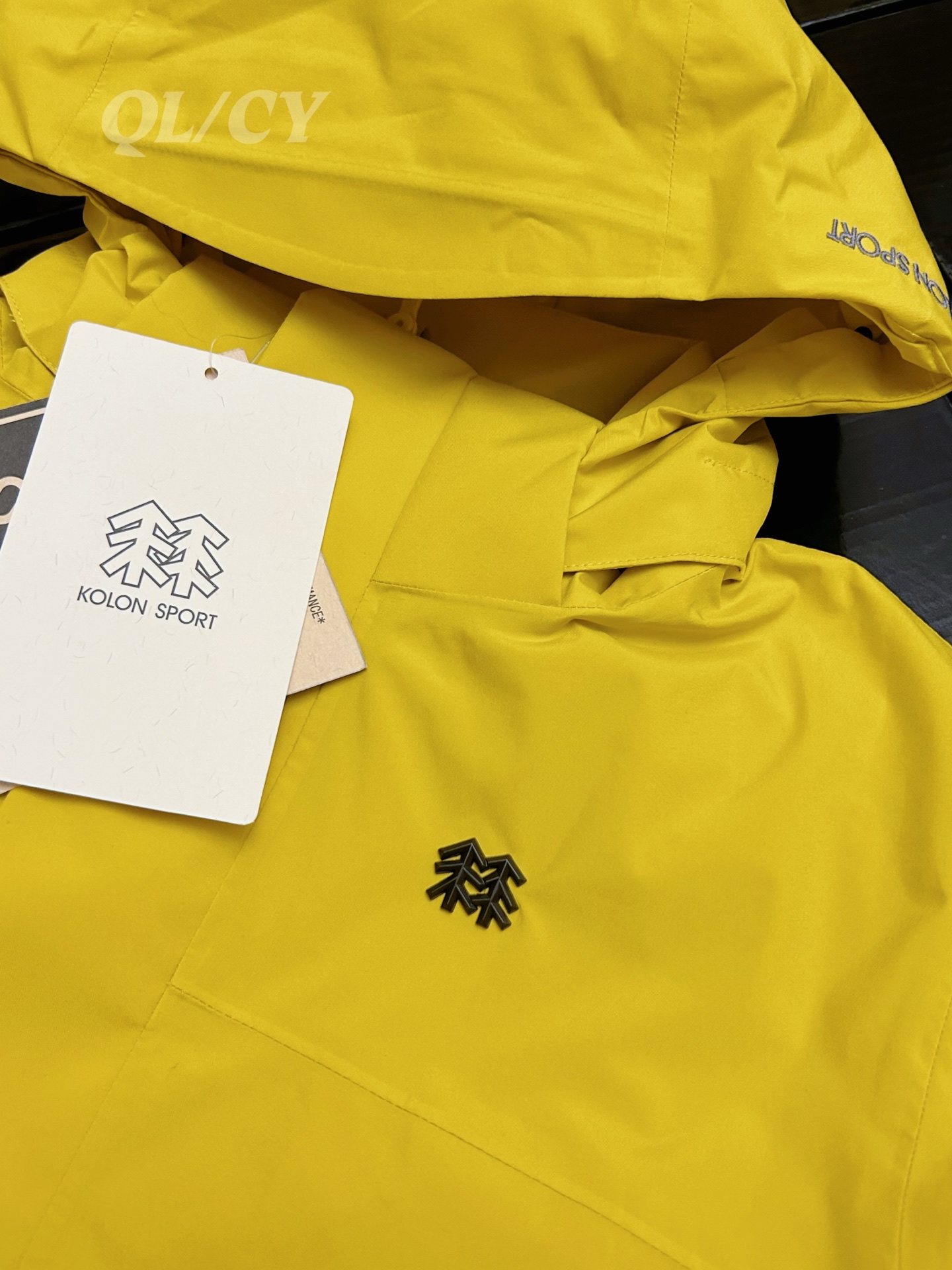 P420    款号A20 
高版本！KOLONSPORT可隆三合一内胆加绒冲锋衣可隆三色软壳极简钢标户外抗风保暖男女同款三合一冲锋衣 内胆可单穿外穿！面料采用原版B1297一比一定织定染GORE-TEX三合一面料。防雨，防风，防撕裂，保暖透气。工艺：原版分解，从裁剪，拼接，到缝制工艺完全原版一比一。属于可隆的向导级别.耐磨而高度防风的外层.面料能抵挡雨水.并且吸湿排汗.防湿表层面料.透气耐磨.防风.DWR处理能凝结面料水珠.立体整形，更合身舒适.拼接手肘无拉伸腋下插角布.可调节Velcro袖口魔术贴标签加上刺绣标志 层压式下巴防风挡，可兼容头盔的一体化风帽.采用斜门禁设计，简约时尚.部位设计精简使用上身效果极好！
颜色：黑色/黄色/卡其