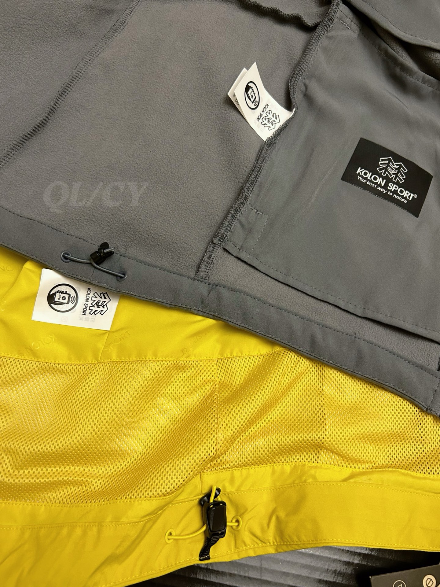 P420    款号A20 
高版本！KOLONSPORT可隆三合一内胆加绒冲锋衣可隆三色软壳极简钢标户外抗风保暖男女同款三合一冲锋衣 内胆可单穿外穿！面料采用原版B1297一比一定织定染GORE-TEX三合一面料。防雨，防风，防撕裂，保暖透气。工艺：原版分解，从裁剪，拼接，到缝制工艺完全原版一比一。属于可隆的向导级别.耐磨而高度防风的外层.面料能抵挡雨水.并且吸湿排汗.防湿表层面料.透气耐磨.防风.DWR处理能凝结面料水珠.立体整形，更合身舒适.拼接手肘无拉伸腋下插角布.可调节Velcro袖口魔术贴标签加上刺绣标志 层压式下巴防风挡，可兼容头盔的一体化风帽.采用斜门禁设计，简约时尚.部位设计精简使用上身效果极好！
颜色：黑色/黄色/卡其