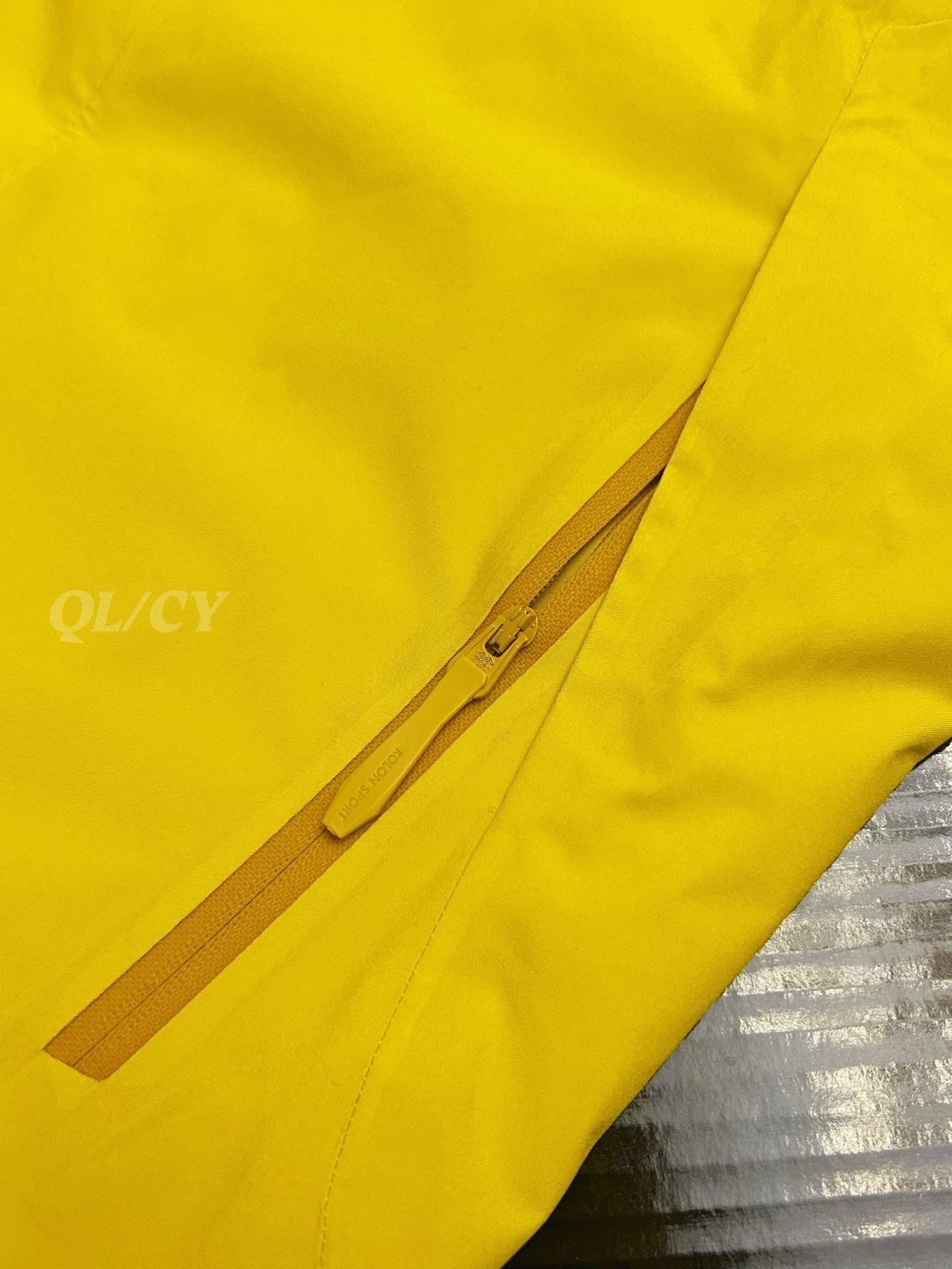 P420    款号A20 
高版本！KOLONSPORT可隆三合一内胆加绒冲锋衣可隆三色软壳极简钢标户外抗风保暖男女同款三合一冲锋衣 内胆可单穿外穿！面料采用原版B1297一比一定织定染GORE-TEX三合一面料。防雨，防风，防撕裂，保暖透气。工艺：原版分解，从裁剪，拼接，到缝制工艺完全原版一比一。属于可隆的向导级别.耐磨而高度防风的外层.面料能抵挡雨水.并且吸湿排汗.防湿表层面料.透气耐磨.防风.DWR处理能凝结面料水珠.立体整形，更合身舒适.拼接手肘无拉伸腋下插角布.可调节Velcro袖口魔术贴标签加上刺绣标志 层压式下巴防风挡，可兼容头盔的一体化风帽.采用斜门禁设计，简约时尚.部位设计精简使用上身效果极好！
颜色：黑色/黄色/卡其