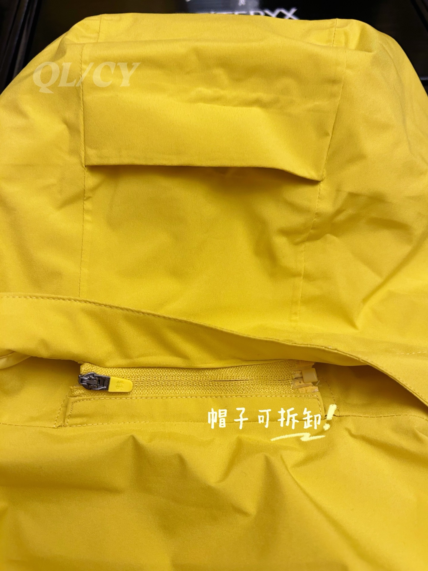 P420    款号A20 
高版本！KOLONSPORT可隆三合一内胆加绒冲锋衣可隆三色软壳极简钢标户外抗风保暖男女同款三合一冲锋衣 内胆可单穿外穿！面料采用原版B1297一比一定织定染GORE-TEX三合一面料。防雨，防风，防撕裂，保暖透气。工艺：原版分解，从裁剪，拼接，到缝制工艺完全原版一比一。属于可隆的向导级别.耐磨而高度防风的外层.面料能抵挡雨水.并且吸湿排汗.防湿表层面料.透气耐磨.防风.DWR处理能凝结面料水珠.立体整形，更合身舒适.拼接手肘无拉伸腋下插角布.可调节Velcro袖口魔术贴标签加上刺绣标志 层压式下巴防风挡，可兼容头盔的一体化风帽.采用斜门禁设计，简约时尚.部位设计精简使用上身效果极好！
颜色：黑色/黄色/卡其