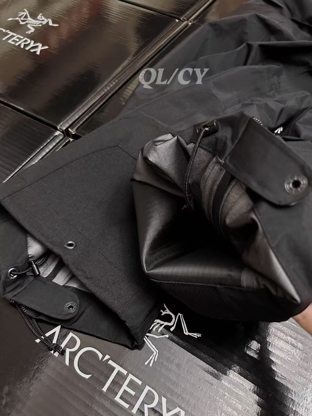 p380     款号A21  
 ARC/始祖鸟军鸟GEN2冲锋裤黑色（全溢胶版）

始祖鸟军鸟LEAF Alpha Pant Gen2硬壳冲锋裤
⭐️SV级别，地表最强的冲锋裤，与大火的立领军鸟冲锋上衣为同款，GORE–TEX BD450 3L 40d面料，防风防水防撕裂，而且没有民鸟的那么硬，适应性非常强。裤脚带调节抽绳同时带有SCHOELLER® Keprotec®（脚背加固）的硬质面料，耐磨防刮。
⭐️腰部带松紧，同时有可以调节的腰带，增强实用性。裤型符合人体工程学设计，活动不受限。

🌟 **一句话总结**：军鸟顶配+狼灰神颜，防水抗风轻如羽，通勤户外无缝切！
✅ **核心杀招**：
- **3层GORE-TEX Pro**：暴雨冲锋稳如盾，防风透气不闷汗；
- **300g超薄黑科技**：塞包即走，爬山赶地铁全拿捏；
- **狼灰冷门王**：撞衫？不存在的。
⚠️ **Tip**：薄款别硬刚岩石（选Beta AR更抗造），官网断货盯紧海淘！
💬 **野生测评**：“贵但能穿一辈子，雨天通勤被问爆，中产钱包认栽了…”

色卡：黑色 狼灰 鳄鱼黄 游骑兵绿

尺码表：
S码：腰围81 臀围95 体重80-100斤
M码：腰围86 臀围100 体重100-130斤
L码：腰围94 臀围108 体重130-160斤
XL码：腰围102 臀围116 体重160-180斤
XXL码：腰围112 臀围126 体重180-210斤
