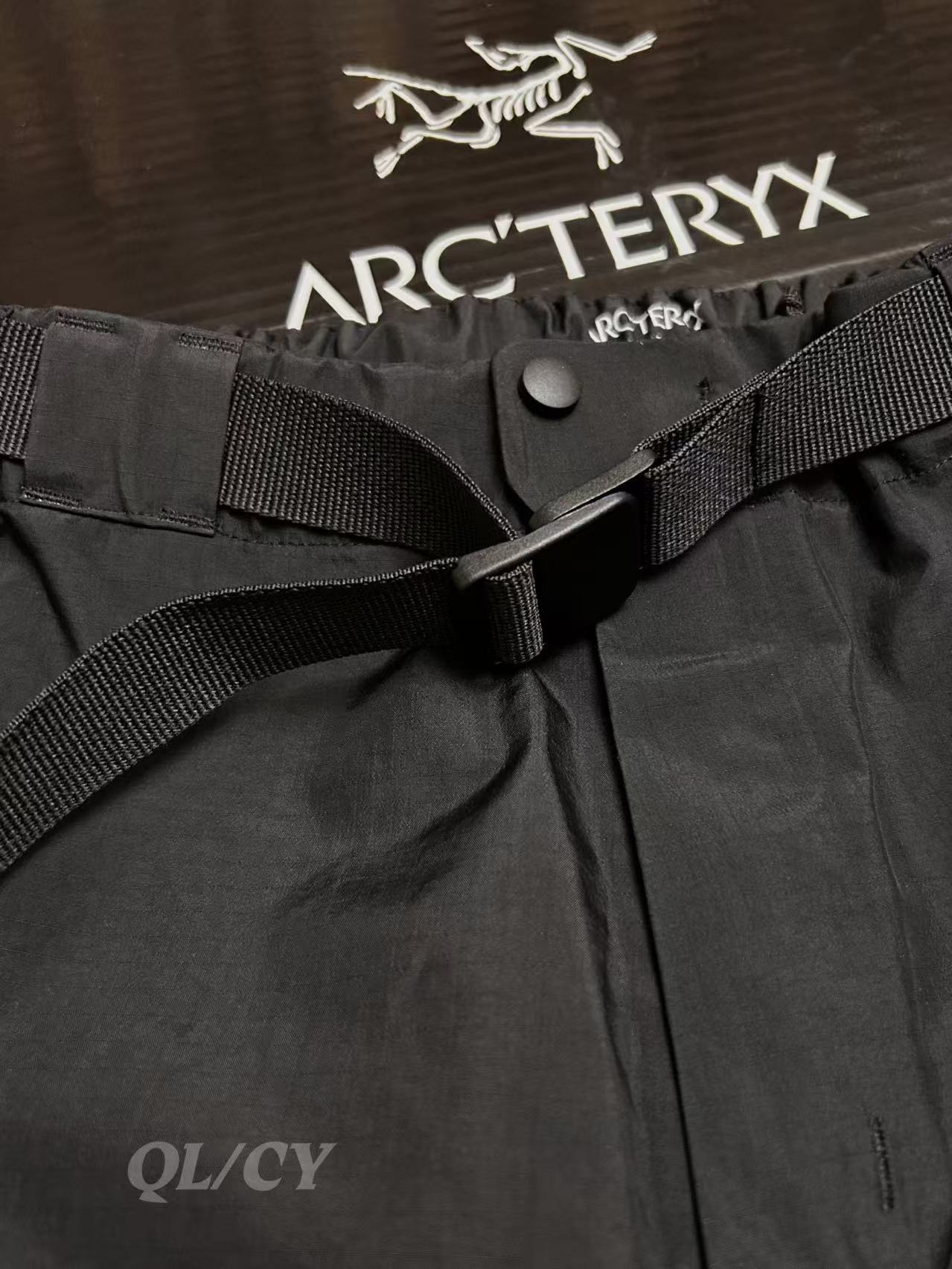 p380     款号A21  
 ARC/始祖鸟军鸟GEN2冲锋裤黑色（全溢胶版）

始祖鸟军鸟LEAF Alpha Pant Gen2硬壳冲锋裤
⭐️SV级别，地表最强的冲锋裤，与大火的立领军鸟冲锋上衣为同款，GORE–TEX BD450 3L 40d面料，防风防水防撕裂，而且没有民鸟的那么硬，适应性非常强。裤脚带调节抽绳同时带有SCHOELLER® Keprotec®（脚背加固）的硬质面料，耐磨防刮。
⭐️腰部带松紧，同时有可以调节的腰带，增强实用性。裤型符合人体工程学设计，活动不受限。

🌟 **一句话总结**：军鸟顶配+狼灰神颜，防水抗风轻如羽，通勤户外无缝切！
✅ **核心杀招**：
- **3层GORE-TEX Pro**：暴雨冲锋稳如盾，防风透气不闷汗；
- **300g超薄黑科技**：塞包即走，爬山赶地铁全拿捏；
- **狼灰冷门王**：撞衫？不存在的。
⚠️ **Tip**：薄款别硬刚岩石（选Beta AR更抗造），官网断货盯紧海淘！
💬 **野生测评**：“贵但能穿一辈子，雨天通勤被问爆，中产钱包认栽了…”

色卡：黑色 狼灰 鳄鱼黄 游骑兵绿

尺码表：
S码：腰围81 臀围95 体重80-100斤
M码：腰围86 臀围100 体重100-130斤
L码：腰围94 臀围108 体重130-160斤
XL码：腰围102 臀围116 体重160-180斤
XXL码：腰围112 臀围126 体重180-210斤
