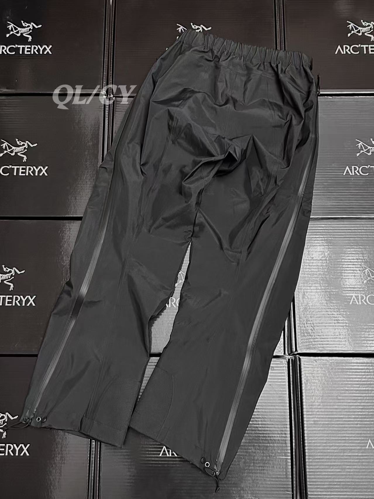 p380     款号A21  
 ARC/始祖鸟军鸟GEN2冲锋裤黑色（全溢胶版）

始祖鸟军鸟LEAF Alpha Pant Gen2硬壳冲锋裤
⭐️SV级别，地表最强的冲锋裤，与大火的立领军鸟冲锋上衣为同款，GORE–TEX BD450 3L 40d面料，防风防水防撕裂，而且没有民鸟的那么硬，适应性非常强。裤脚带调节抽绳同时带有SCHOELLER® Keprotec®（脚背加固）的硬质面料，耐磨防刮。
⭐️腰部带松紧，同时有可以调节的腰带，增强实用性。裤型符合人体工程学设计，活动不受限。

🌟 **一句话总结**：军鸟顶配+狼灰神颜，防水抗风轻如羽，通勤户外无缝切！
✅ **核心杀招**：
- **3层GORE-TEX Pro**：暴雨冲锋稳如盾，防风透气不闷汗；
- **300g超薄黑科技**：塞包即走，爬山赶地铁全拿捏；
- **狼灰冷门王**：撞衫？不存在的。
⚠️ **Tip**：薄款别硬刚岩石（选Beta AR更抗造），官网断货盯紧海淘！
💬 **野生测评**：“贵但能穿一辈子，雨天通勤被问爆，中产钱包认栽了…”

色卡：黑色 狼灰 鳄鱼黄 游骑兵绿

尺码表：
S码：腰围81 臀围95 体重80-100斤
M码：腰围86 臀围100 体重100-130斤
L码：腰围94 臀围108 体重130-160斤
XL码：腰围102 臀围116 体重160-180斤
XXL码：腰围112 臀围126 体重180-210斤
