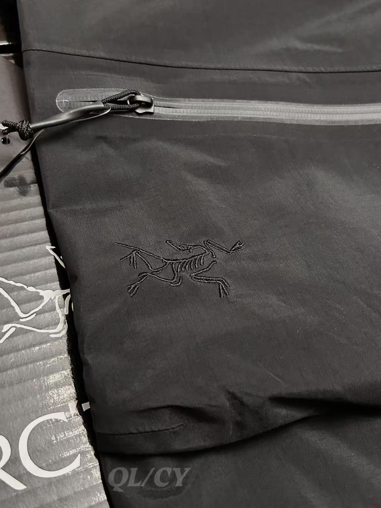 p380     款号A21  
 ARC/始祖鸟军鸟GEN2冲锋裤黑色（全溢胶版）

始祖鸟军鸟LEAF Alpha Pant Gen2硬壳冲锋裤
⭐️SV级别，地表最强的冲锋裤，与大火的立领军鸟冲锋上衣为同款，GORE–TEX BD450 3L 40d面料，防风防水防撕裂，而且没有民鸟的那么硬，适应性非常强。裤脚带调节抽绳同时带有SCHOELLER® Keprotec®（脚背加固）的硬质面料，耐磨防刮。
⭐️腰部带松紧，同时有可以调节的腰带，增强实用性。裤型符合人体工程学设计，活动不受限。

🌟 **一句话总结**：军鸟顶配+狼灰神颜，防水抗风轻如羽，通勤户外无缝切！
✅ **核心杀招**：
- **3层GORE-TEX Pro**：暴雨冲锋稳如盾，防风透气不闷汗；
- **300g超薄黑科技**：塞包即走，爬山赶地铁全拿捏；
- **狼灰冷门王**：撞衫？不存在的。
⚠️ **Tip**：薄款别硬刚岩石（选Beta AR更抗造），官网断货盯紧海淘！
💬 **野生测评**：“贵但能穿一辈子，雨天通勤被问爆，中产钱包认栽了…”

色卡：黑色 狼灰 鳄鱼黄 游骑兵绿

尺码表：
S码：腰围81 臀围95 体重80-100斤
M码：腰围86 臀围100 体重100-130斤
L码：腰围94 臀围108 体重130-160斤
XL码：腰围102 臀围116 体重160-180斤
XXL码：腰围112 臀围126 体重180-210斤
