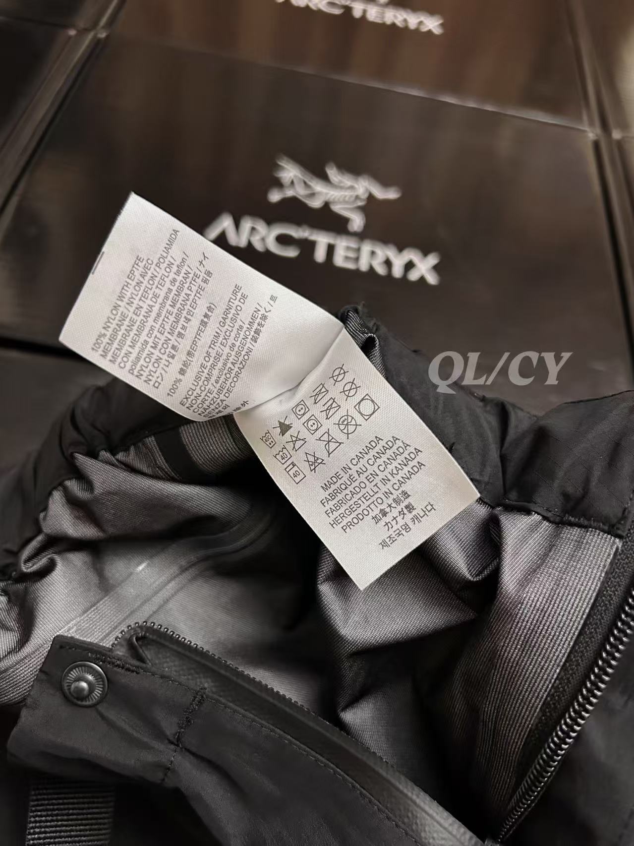 p380     款号A21  
 ARC/始祖鸟军鸟GEN2冲锋裤黑色（全溢胶版）

始祖鸟军鸟LEAF Alpha Pant Gen2硬壳冲锋裤
⭐️SV级别，地表最强的冲锋裤，与大火的立领军鸟冲锋上衣为同款，GORE–TEX BD450 3L 40d面料，防风防水防撕裂，而且没有民鸟的那么硬，适应性非常强。裤脚带调节抽绳同时带有SCHOELLER® Keprotec®（脚背加固）的硬质面料，耐磨防刮。
⭐️腰部带松紧，同时有可以调节的腰带，增强实用性。裤型符合人体工程学设计，活动不受限。

🌟 **一句话总结**：军鸟顶配+狼灰神颜，防水抗风轻如羽，通勤户外无缝切！
✅ **核心杀招**：
- **3层GORE-TEX Pro**：暴雨冲锋稳如盾，防风透气不闷汗；
- **300g超薄黑科技**：塞包即走，爬山赶地铁全拿捏；
- **狼灰冷门王**：撞衫？不存在的。
⚠️ **Tip**：薄款别硬刚岩石（选Beta AR更抗造），官网断货盯紧海淘！
💬 **野生测评**：“贵但能穿一辈子，雨天通勤被问爆，中产钱包认栽了…”

色卡：黑色 狼灰 鳄鱼黄 游骑兵绿

尺码表：
S码：腰围81 臀围95 体重80-100斤
M码：腰围86 臀围100 体重100-130斤
L码：腰围94 臀围108 体重130-160斤
XL码：腰围102 臀围116 体重160-180斤
XXL码：腰围112 臀围126 体重180-210斤
