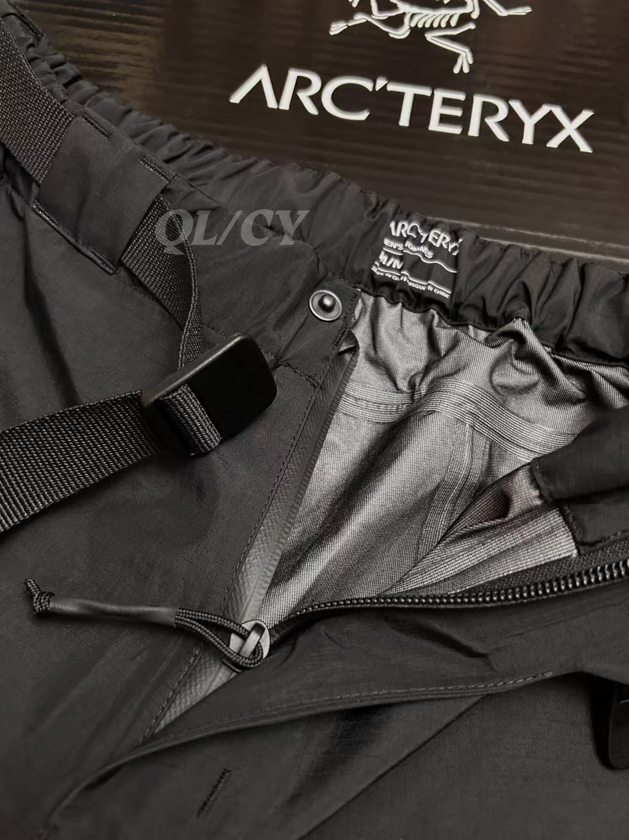 p380     款号A21  
 ARC/始祖鸟军鸟GEN2冲锋裤黑色（全溢胶版）

始祖鸟军鸟LEAF Alpha Pant Gen2硬壳冲锋裤
⭐️SV级别，地表最强的冲锋裤，与大火的立领军鸟冲锋上衣为同款，GORE–TEX BD450 3L 40d面料，防风防水防撕裂，而且没有民鸟的那么硬，适应性非常强。裤脚带调节抽绳同时带有SCHOELLER® Keprotec®（脚背加固）的硬质面料，耐磨防刮。
⭐️腰部带松紧，同时有可以调节的腰带，增强实用性。裤型符合人体工程学设计，活动不受限。

🌟 **一句话总结**：军鸟顶配+狼灰神颜，防水抗风轻如羽，通勤户外无缝切！
✅ **核心杀招**：
- **3层GORE-TEX Pro**：暴雨冲锋稳如盾，防风透气不闷汗；
- **300g超薄黑科技**：塞包即走，爬山赶地铁全拿捏；
- **狼灰冷门王**：撞衫？不存在的。
⚠️ **Tip**：薄款别硬刚岩石（选Beta AR更抗造），官网断货盯紧海淘！
💬 **野生测评**：“贵但能穿一辈子，雨天通勤被问爆，中产钱包认栽了…”

色卡：黑色 狼灰 鳄鱼黄 游骑兵绿

尺码表：
S码：腰围81 臀围95 体重80-100斤
M码：腰围86 臀围100 体重100-130斤
L码：腰围94 臀围108 体重130-160斤
XL码：腰围102 臀围116 体重160-180斤
XXL码：腰围112 臀围126 体重180-210斤
