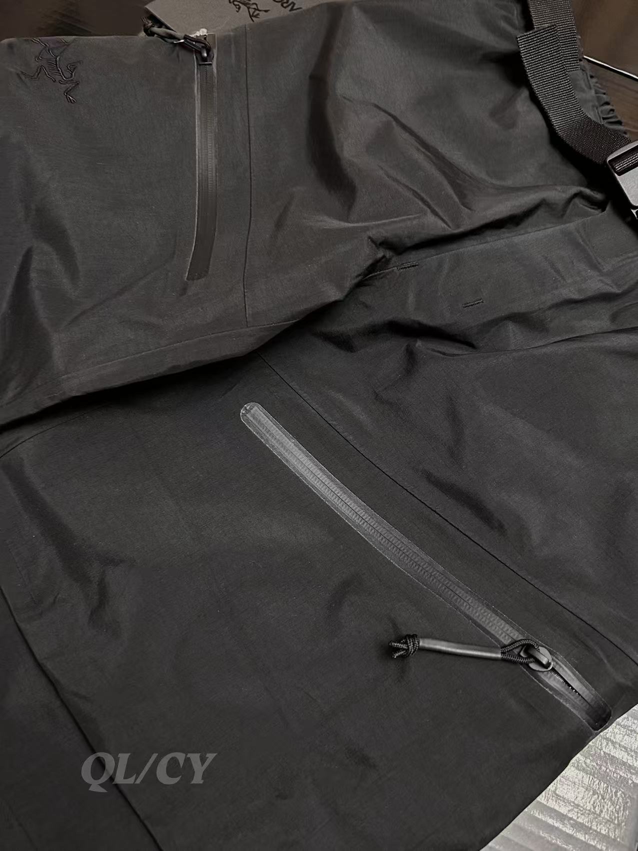 p380     款号A21  
 ARC/始祖鸟军鸟GEN2冲锋裤黑色（全溢胶版）

始祖鸟军鸟LEAF Alpha Pant Gen2硬壳冲锋裤
⭐️SV级别，地表最强的冲锋裤，与大火的立领军鸟冲锋上衣为同款，GORE–TEX BD450 3L 40d面料，防风防水防撕裂，而且没有民鸟的那么硬，适应性非常强。裤脚带调节抽绳同时带有SCHOELLER® Keprotec®（脚背加固）的硬质面料，耐磨防刮。
⭐️腰部带松紧，同时有可以调节的腰带，增强实用性。裤型符合人体工程学设计，活动不受限。

🌟 **一句话总结**：军鸟顶配+狼灰神颜，防水抗风轻如羽，通勤户外无缝切！
✅ **核心杀招**：
- **3层GORE-TEX Pro**：暴雨冲锋稳如盾，防风透气不闷汗；
- **300g超薄黑科技**：塞包即走，爬山赶地铁全拿捏；
- **狼灰冷门王**：撞衫？不存在的。
⚠️ **Tip**：薄款别硬刚岩石（选Beta AR更抗造），官网断货盯紧海淘！
💬 **野生测评**：“贵但能穿一辈子，雨天通勤被问爆，中产钱包认栽了…”

色卡：黑色 狼灰 鳄鱼黄 游骑兵绿

尺码表：
S码：腰围81 臀围95 体重80-100斤
M码：腰围86 臀围100 体重100-130斤
L码：腰围94 臀围108 体重130-160斤
XL码：腰围102 臀围116 体重160-180斤
XXL码：腰围112 臀围126 体重180-210斤
