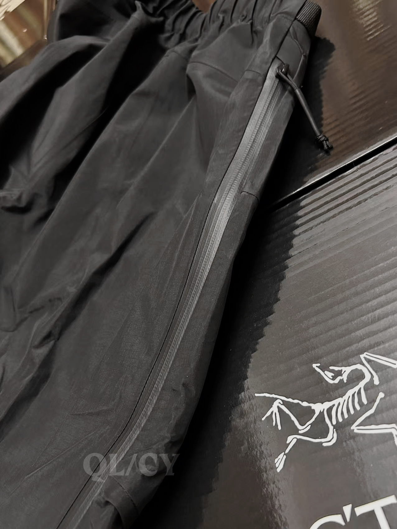 p380     款号A21  
 ARC/始祖鸟军鸟GEN2冲锋裤黑色（全溢胶版）

始祖鸟军鸟LEAF Alpha Pant Gen2硬壳冲锋裤
⭐️SV级别，地表最强的冲锋裤，与大火的立领军鸟冲锋上衣为同款，GORE–TEX BD450 3L 40d面料，防风防水防撕裂，而且没有民鸟的那么硬，适应性非常强。裤脚带调节抽绳同时带有SCHOELLER® Keprotec®（脚背加固）的硬质面料，耐磨防刮。
⭐️腰部带松紧，同时有可以调节的腰带，增强实用性。裤型符合人体工程学设计，活动不受限。

🌟 **一句话总结**：军鸟顶配+狼灰神颜，防水抗风轻如羽，通勤户外无缝切！
✅ **核心杀招**：
- **3层GORE-TEX Pro**：暴雨冲锋稳如盾，防风透气不闷汗；
- **300g超薄黑科技**：塞包即走，爬山赶地铁全拿捏；
- **狼灰冷门王**：撞衫？不存在的。
⚠️ **Tip**：薄款别硬刚岩石（选Beta AR更抗造），官网断货盯紧海淘！
💬 **野生测评**：“贵但能穿一辈子，雨天通勤被问爆，中产钱包认栽了…”

色卡：黑色 狼灰 鳄鱼黄 游骑兵绿

尺码表：
S码：腰围81 臀围95 体重80-100斤
M码：腰围86 臀围100 体重100-130斤
L码：腰围94 臀围108 体重130-160斤
XL码：腰围102 臀围116 体重160-180斤
XXL码：腰围112 臀围126 体重180-210斤
