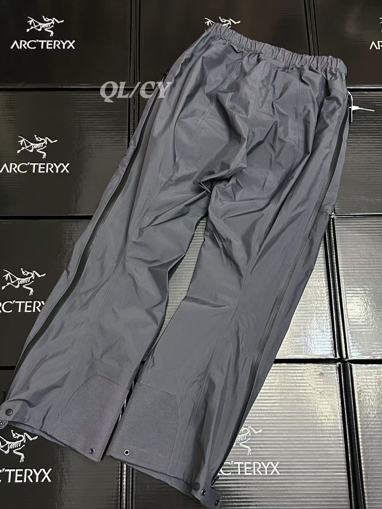 p380     款号A21  
 ARC/始祖鸟军鸟GEN2冲锋裤灰色（全溢胶版）

始祖鸟军鸟LEAF Alpha Pant Gen2硬壳冲锋裤
⭐️SV级别，地表最强的冲锋裤，与大火的立领军鸟冲锋上衣为同款，GORE–TEX BD450 3L 40d面料，防风防水防撕裂，而且没有民鸟的那么硬，适应性非常强。裤脚带调节抽绳同时带有SCHOELLER® Keprotec®（脚背加固）的硬质面料，耐磨防刮。
⭐️腰部带松紧，同时有可以调节的腰带，增强实用性。裤型符合人体工程学设计，活动不受限。

🌟 **一句话总结**：军鸟顶配+狼灰神颜，防水抗风轻如羽，通勤户外无缝切！
✅ **核心杀招**：
- **3层GORE-TEX Pro**：暴雨冲锋稳如盾，防风透气不闷汗；
- **300g超薄黑科技**：塞包即走，爬山赶地铁全拿捏；
- **狼灰冷门王**：撞衫？不存在的。
⚠️ **Tip**：薄款别硬刚岩石（选Beta AR更抗造），官网断货盯紧海淘！
💬 **野生测评**：“贵但能穿一辈子，雨天通勤被问爆，中产钱包认栽了…”

色卡：黑色 狼灰 鳄鱼黄 游骑兵绿

尺码表：
S码：腰围81 臀围95 体重80-100斤
M码：腰围86 臀围100 体重100-130斤
L码：腰围94 臀围108 体重130-160斤
XL码：腰围102 臀围116 体重160-180斤
XXL码：腰围112 臀围126 体重180-210斤