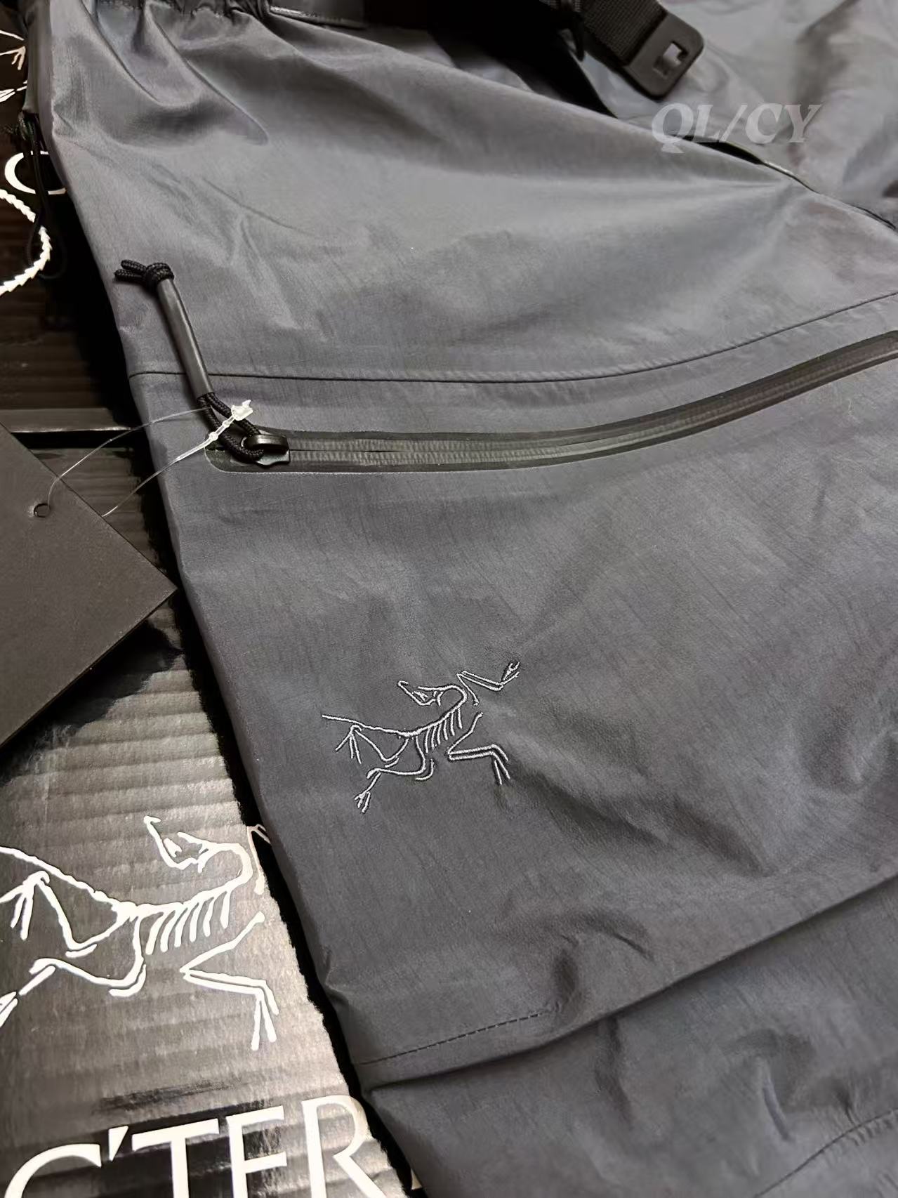 p380     款号A21  
 ARC/始祖鸟军鸟GEN2冲锋裤灰色（全溢胶版）

始祖鸟军鸟LEAF Alpha Pant Gen2硬壳冲锋裤
⭐️SV级别，地表最强的冲锋裤，与大火的立领军鸟冲锋上衣为同款，GORE–TEX BD450 3L 40d面料，防风防水防撕裂，而且没有民鸟的那么硬，适应性非常强。裤脚带调节抽绳同时带有SCHOELLER® Keprotec®（脚背加固）的硬质面料，耐磨防刮。
⭐️腰部带松紧，同时有可以调节的腰带，增强实用性。裤型符合人体工程学设计，活动不受限。

🌟 **一句话总结**：军鸟顶配+狼灰神颜，防水抗风轻如羽，通勤户外无缝切！
✅ **核心杀招**：
- **3层GORE-TEX Pro**：暴雨冲锋稳如盾，防风透气不闷汗；
- **300g超薄黑科技**：塞包即走，爬山赶地铁全拿捏；
- **狼灰冷门王**：撞衫？不存在的。
⚠️ **Tip**：薄款别硬刚岩石（选Beta AR更抗造），官网断货盯紧海淘！
💬 **野生测评**：“贵但能穿一辈子，雨天通勤被问爆，中产钱包认栽了…”

色卡：黑色 狼灰 鳄鱼黄 游骑兵绿

尺码表：
S码：腰围81 臀围95 体重80-100斤
M码：腰围86 臀围100 体重100-130斤
L码：腰围94 臀围108 体重130-160斤
XL码：腰围102 臀围116 体重160-180斤
XXL码：腰围112 臀围126 体重180-210斤