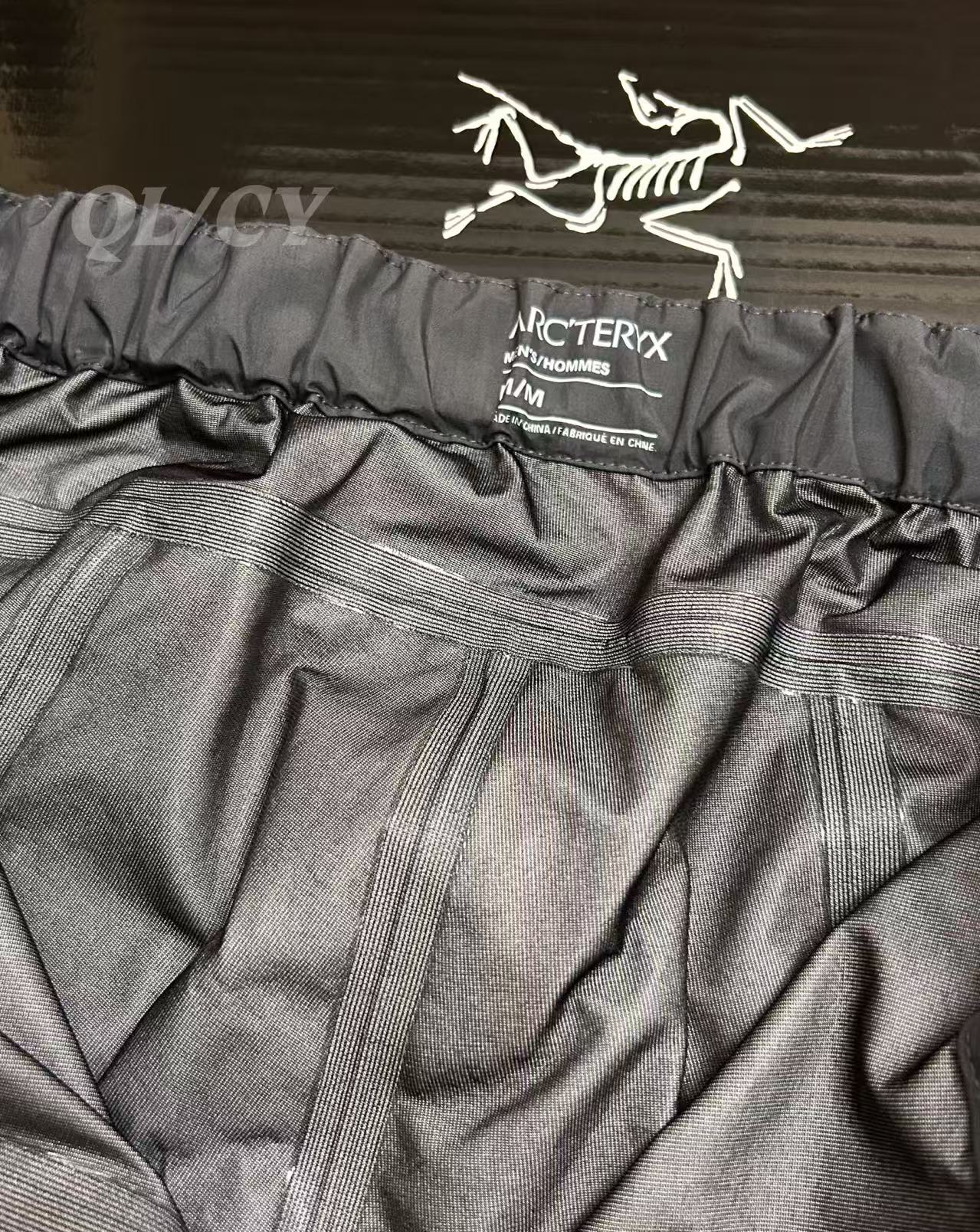 p380     款号A21  
 ARC/始祖鸟军鸟GEN2冲锋裤灰色（全溢胶版）

始祖鸟军鸟LEAF Alpha Pant Gen2硬壳冲锋裤
⭐️SV级别，地表最强的冲锋裤，与大火的立领军鸟冲锋上衣为同款，GORE–TEX BD450 3L 40d面料，防风防水防撕裂，而且没有民鸟的那么硬，适应性非常强。裤脚带调节抽绳同时带有SCHOELLER® Keprotec®（脚背加固）的硬质面料，耐磨防刮。
⭐️腰部带松紧，同时有可以调节的腰带，增强实用性。裤型符合人体工程学设计，活动不受限。

🌟 **一句话总结**：军鸟顶配+狼灰神颜，防水抗风轻如羽，通勤户外无缝切！
✅ **核心杀招**：
- **3层GORE-TEX Pro**：暴雨冲锋稳如盾，防风透气不闷汗；
- **300g超薄黑科技**：塞包即走，爬山赶地铁全拿捏；
- **狼灰冷门王**：撞衫？不存在的。
⚠️ **Tip**：薄款别硬刚岩石（选Beta AR更抗造），官网断货盯紧海淘！
💬 **野生测评**：“贵但能穿一辈子，雨天通勤被问爆，中产钱包认栽了…”

色卡：黑色 狼灰 鳄鱼黄 游骑兵绿

尺码表：
S码：腰围81 臀围95 体重80-100斤
M码：腰围86 臀围100 体重100-130斤
L码：腰围94 臀围108 体重130-160斤
XL码：腰围102 臀围116 体重160-180斤
XXL码：腰围112 臀围126 体重180-210斤