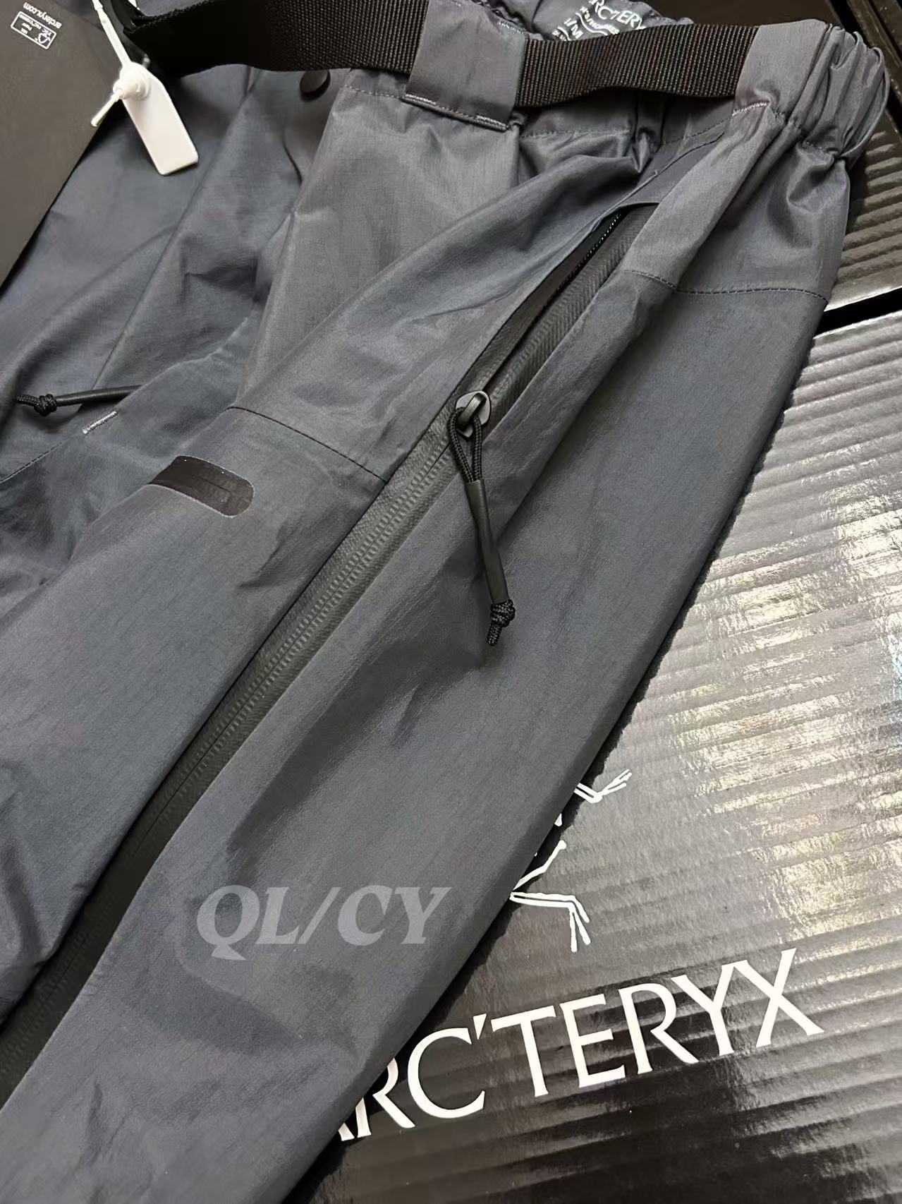 p380     款号A21  
 ARC/始祖鸟军鸟GEN2冲锋裤灰色（全溢胶版）

始祖鸟军鸟LEAF Alpha Pant Gen2硬壳冲锋裤
⭐️SV级别，地表最强的冲锋裤，与大火的立领军鸟冲锋上衣为同款，GORE–TEX BD450 3L 40d面料，防风防水防撕裂，而且没有民鸟的那么硬，适应性非常强。裤脚带调节抽绳同时带有SCHOELLER® Keprotec®（脚背加固）的硬质面料，耐磨防刮。
⭐️腰部带松紧，同时有可以调节的腰带，增强实用性。裤型符合人体工程学设计，活动不受限。

🌟 **一句话总结**：军鸟顶配+狼灰神颜，防水抗风轻如羽，通勤户外无缝切！
✅ **核心杀招**：
- **3层GORE-TEX Pro**：暴雨冲锋稳如盾，防风透气不闷汗；
- **300g超薄黑科技**：塞包即走，爬山赶地铁全拿捏；
- **狼灰冷门王**：撞衫？不存在的。
⚠️ **Tip**：薄款别硬刚岩石（选Beta AR更抗造），官网断货盯紧海淘！
💬 **野生测评**：“贵但能穿一辈子，雨天通勤被问爆，中产钱包认栽了…”

色卡：黑色 狼灰 鳄鱼黄 游骑兵绿

尺码表：
S码：腰围81 臀围95 体重80-100斤
M码：腰围86 臀围100 体重100-130斤
L码：腰围94 臀围108 体重130-160斤
XL码：腰围102 臀围116 体重160-180斤
XXL码：腰围112 臀围126 体重180-210斤