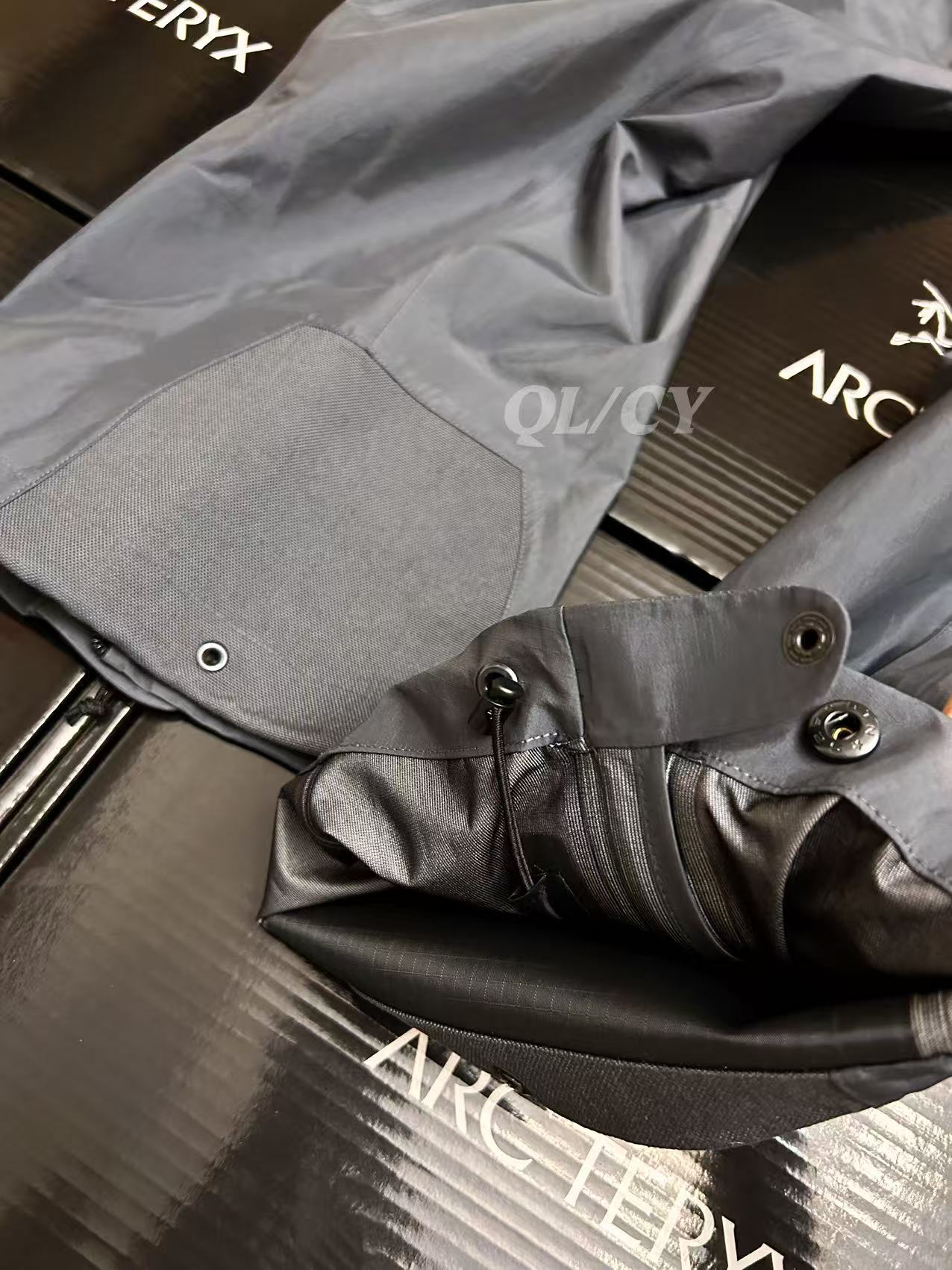 p380     款号A21  
 ARC/始祖鸟军鸟GEN2冲锋裤灰色（全溢胶版）

始祖鸟军鸟LEAF Alpha Pant Gen2硬壳冲锋裤
⭐️SV级别，地表最强的冲锋裤，与大火的立领军鸟冲锋上衣为同款，GORE–TEX BD450 3L 40d面料，防风防水防撕裂，而且没有民鸟的那么硬，适应性非常强。裤脚带调节抽绳同时带有SCHOELLER® Keprotec®（脚背加固）的硬质面料，耐磨防刮。
⭐️腰部带松紧，同时有可以调节的腰带，增强实用性。裤型符合人体工程学设计，活动不受限。

🌟 **一句话总结**：军鸟顶配+狼灰神颜，防水抗风轻如羽，通勤户外无缝切！
✅ **核心杀招**：
- **3层GORE-TEX Pro**：暴雨冲锋稳如盾，防风透气不闷汗；
- **300g超薄黑科技**：塞包即走，爬山赶地铁全拿捏；
- **狼灰冷门王**：撞衫？不存在的。
⚠️ **Tip**：薄款别硬刚岩石（选Beta AR更抗造），官网断货盯紧海淘！
💬 **野生测评**：“贵但能穿一辈子，雨天通勤被问爆，中产钱包认栽了…”

色卡：黑色 狼灰 鳄鱼黄 游骑兵绿

尺码表：
S码：腰围81 臀围95 体重80-100斤
M码：腰围86 臀围100 体重100-130斤
L码：腰围94 臀围108 体重130-160斤
XL码：腰围102 臀围116 体重160-180斤
XXL码：腰围112 臀围126 体重180-210斤