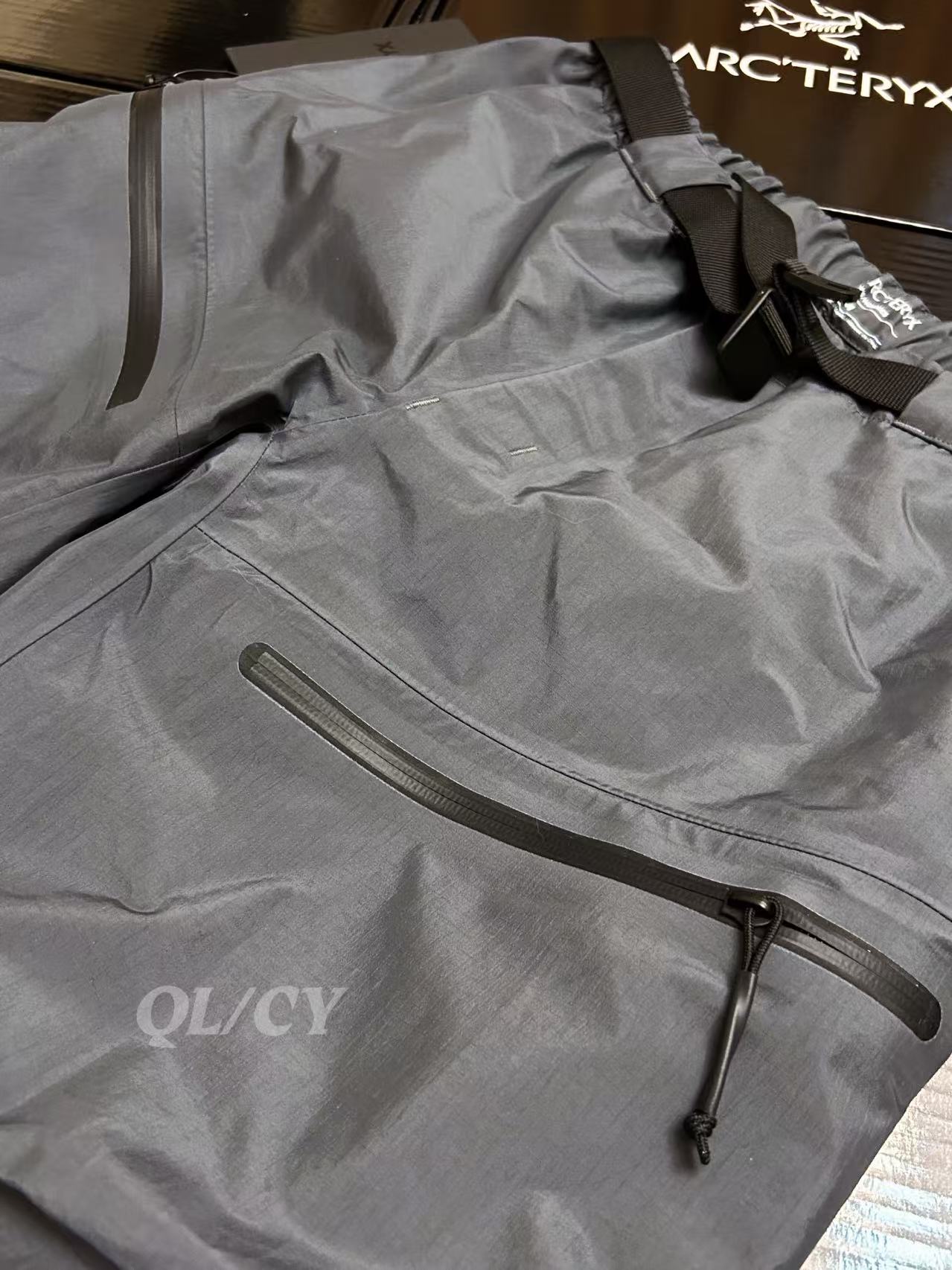 p380     款号A21  
 ARC/始祖鸟军鸟GEN2冲锋裤灰色（全溢胶版）

始祖鸟军鸟LEAF Alpha Pant Gen2硬壳冲锋裤
⭐️SV级别，地表最强的冲锋裤，与大火的立领军鸟冲锋上衣为同款，GORE–TEX BD450 3L 40d面料，防风防水防撕裂，而且没有民鸟的那么硬，适应性非常强。裤脚带调节抽绳同时带有SCHOELLER® Keprotec®（脚背加固）的硬质面料，耐磨防刮。
⭐️腰部带松紧，同时有可以调节的腰带，增强实用性。裤型符合人体工程学设计，活动不受限。

🌟 **一句话总结**：军鸟顶配+狼灰神颜，防水抗风轻如羽，通勤户外无缝切！
✅ **核心杀招**：
- **3层GORE-TEX Pro**：暴雨冲锋稳如盾，防风透气不闷汗；
- **300g超薄黑科技**：塞包即走，爬山赶地铁全拿捏；
- **狼灰冷门王**：撞衫？不存在的。
⚠️ **Tip**：薄款别硬刚岩石（选Beta AR更抗造），官网断货盯紧海淘！
💬 **野生测评**：“贵但能穿一辈子，雨天通勤被问爆，中产钱包认栽了…”

色卡：黑色 狼灰 鳄鱼黄 游骑兵绿

尺码表：
S码：腰围81 臀围95 体重80-100斤
M码：腰围86 臀围100 体重100-130斤
L码：腰围94 臀围108 体重130-160斤
XL码：腰围102 臀围116 体重160-180斤
XXL码：腰围112 臀围126 体重180-210斤