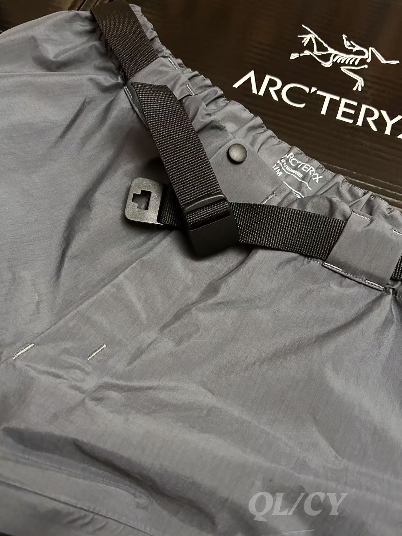 p380     款号A21  
 ARC/始祖鸟军鸟GEN2冲锋裤灰色（全溢胶版）

始祖鸟军鸟LEAF Alpha Pant Gen2硬壳冲锋裤
⭐️SV级别，地表最强的冲锋裤，与大火的立领军鸟冲锋上衣为同款，GORE–TEX BD450 3L 40d面料，防风防水防撕裂，而且没有民鸟的那么硬，适应性非常强。裤脚带调节抽绳同时带有SCHOELLER® Keprotec®（脚背加固）的硬质面料，耐磨防刮。
⭐️腰部带松紧，同时有可以调节的腰带，增强实用性。裤型符合人体工程学设计，活动不受限。

🌟 **一句话总结**：军鸟顶配+狼灰神颜，防水抗风轻如羽，通勤户外无缝切！
✅ **核心杀招**：
- **3层GORE-TEX Pro**：暴雨冲锋稳如盾，防风透气不闷汗；
- **300g超薄黑科技**：塞包即走，爬山赶地铁全拿捏；
- **狼灰冷门王**：撞衫？不存在的。
⚠️ **Tip**：薄款别硬刚岩石（选Beta AR更抗造），官网断货盯紧海淘！
💬 **野生测评**：“贵但能穿一辈子，雨天通勤被问爆，中产钱包认栽了…”

色卡：黑色 狼灰 鳄鱼黄 游骑兵绿

尺码表：
S码：腰围81 臀围95 体重80-100斤
M码：腰围86 臀围100 体重100-130斤
L码：腰围94 臀围108 体重130-160斤
XL码：腰围102 臀围116 体重160-180斤
XXL码：腰围112 臀围126 体重180-210斤