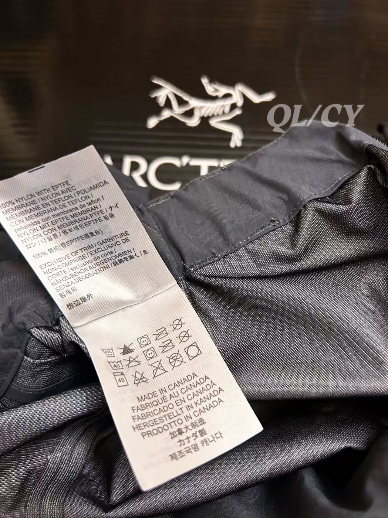 p380     款号A21  
 ARC/始祖鸟军鸟GEN2冲锋裤灰色（全溢胶版）

始祖鸟军鸟LEAF Alpha Pant Gen2硬壳冲锋裤
⭐️SV级别，地表最强的冲锋裤，与大火的立领军鸟冲锋上衣为同款，GORE–TEX BD450 3L 40d面料，防风防水防撕裂，而且没有民鸟的那么硬，适应性非常强。裤脚带调节抽绳同时带有SCHOELLER® Keprotec®（脚背加固）的硬质面料，耐磨防刮。
⭐️腰部带松紧，同时有可以调节的腰带，增强实用性。裤型符合人体工程学设计，活动不受限。

🌟 **一句话总结**：军鸟顶配+狼灰神颜，防水抗风轻如羽，通勤户外无缝切！
✅ **核心杀招**：
- **3层GORE-TEX Pro**：暴雨冲锋稳如盾，防风透气不闷汗；
- **300g超薄黑科技**：塞包即走，爬山赶地铁全拿捏；
- **狼灰冷门王**：撞衫？不存在的。
⚠️ **Tip**：薄款别硬刚岩石（选Beta AR更抗造），官网断货盯紧海淘！
💬 **野生测评**：“贵但能穿一辈子，雨天通勤被问爆，中产钱包认栽了…”

色卡：黑色 狼灰 鳄鱼黄 游骑兵绿

尺码表：
S码：腰围81 臀围95 体重80-100斤
M码：腰围86 臀围100 体重100-130斤
L码：腰围94 臀围108 体重130-160斤
XL码：腰围102 臀围116 体重160-180斤
XXL码：腰围112 臀围126 体重180-210斤