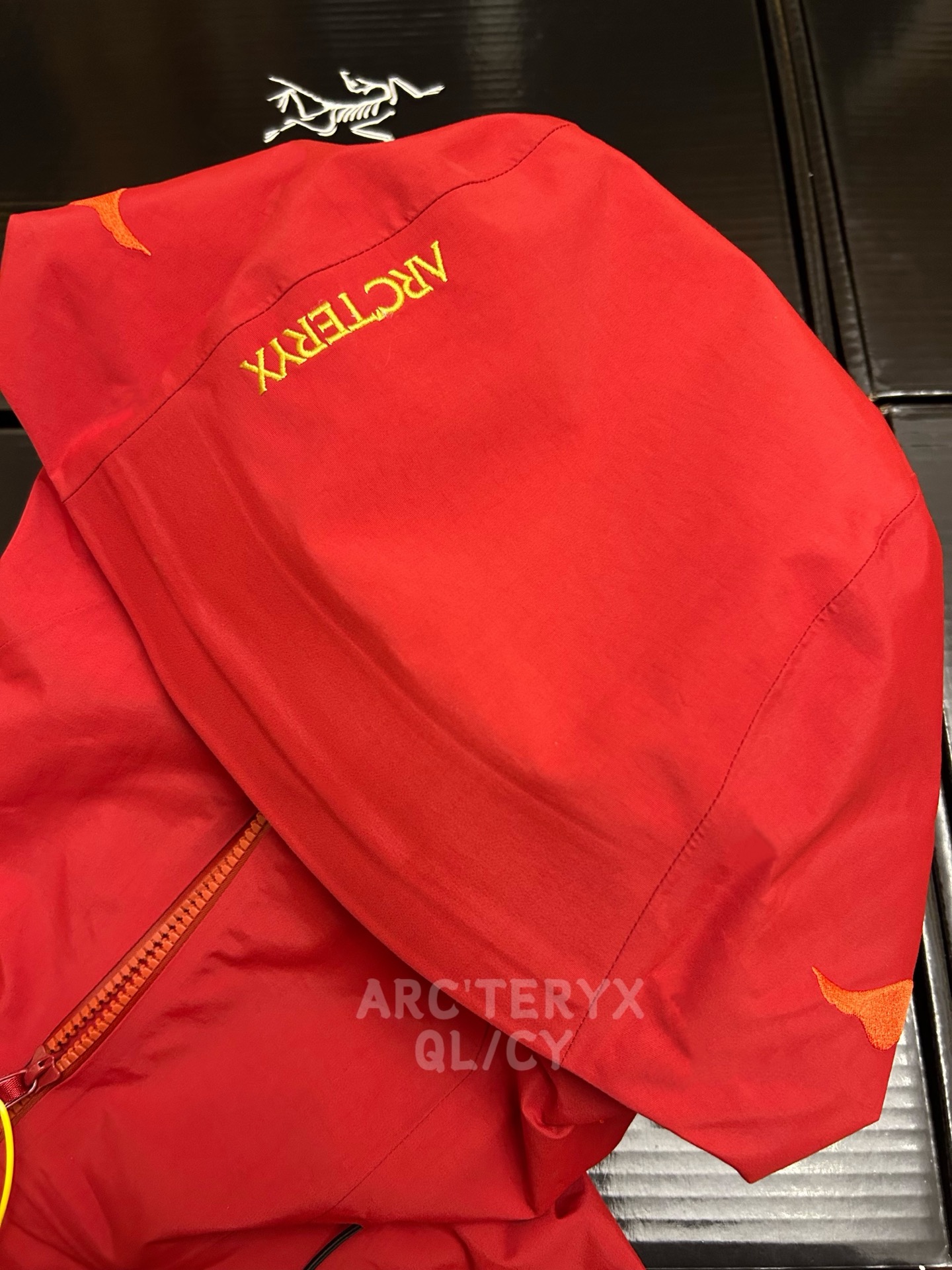 款号D09 Arcteryx始祖鸟 Solano Hoody Jacket 众所周知 每年始祖*都会以十二生肖为思路出一款联名款的新年限定,今年也不例外!此次的马年限定胸口logo为金标,衣袖上的骏马图案也很吸睛,帽子上字母logo+崩腾的骏马绣花点缀.整个衣服颜色搭配也很好,喜庆的新年红,更加贴近新春氛围! 防水为国际ISO标准90(ISO4)级别达到荷叶水珠滚动效果! 采用2L双层Gore-tex面料,面料表层做超高强度防水,内层覆膜,所以到达三层防水的效果,使成衣具有防水防污透气的出色效果. 压胶采用的胶水为铁金刚胶条,市面销售的潜水服就是这个牌子的胶水,区别市面普通压胶! 进口百灵达刺绣机还原ZP.百灵达刺绣工整立体,饱满度立体感以及每个字母的神韵特点,一笔一划工工整整立体效果强烈! ZP五金配件,字体清晰立体与正品一致. 衣长: 72 74 76 78 80 胸围: 120 124 128 132 136 袖长: 63 64 66 67 68 肩宽: 52 53 54 55 56 S推荐100-140斤 身高160-170 M推荐140-160斤 身高170-180 L推荐160-180斤 身高175-185 XL推荐180-200斤 身高180-185 XXL推荐200-220斤 身高185-195