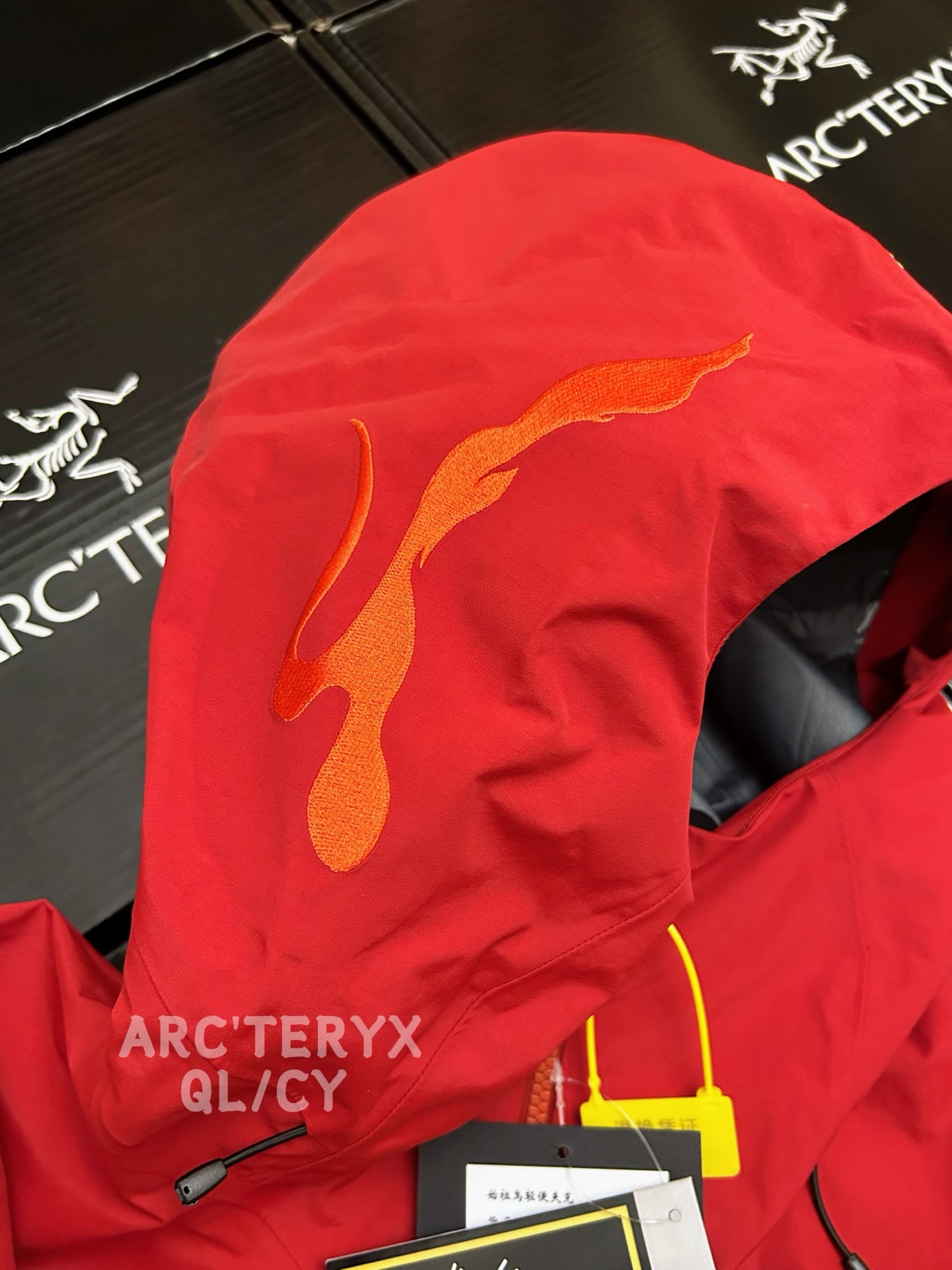 款号D09 Arcteryx始祖鸟 Solano Hoody Jacket 众所周知 每年始祖*都会以十二生肖为思路出一款联名款的新年限定,今年也不例外!此次的马年限定胸口logo为金标,衣袖上的骏马图案也很吸睛,帽子上字母logo+崩腾的骏马绣花点缀.整个衣服颜色搭配也很好,喜庆的新年红,更加贴近新春氛围! 防水为国际ISO标准90(ISO4)级别达到荷叶水珠滚动效果! 采用2L双层Gore-tex面料,面料表层做超高强度防水,内层覆膜,所以到达三层防水的效果,使成衣具有防水防污透气的出色效果. 压胶采用的胶水为铁金刚胶条,市面销售的潜水服就是这个牌子的胶水,区别市面普通压胶! 进口百灵达刺绣机还原ZP.百灵达刺绣工整立体,饱满度立体感以及每个字母的神韵特点,一笔一划工工整整立体效果强烈! ZP五金配件,字体清晰立体与正品一致. 衣长: 72 74 76 78 80 胸围: 120 124 128 132 136 袖长: 63 64 66 67 68 肩宽: 52 53 54 55 56 S推荐100-140斤 身高160-170 M推荐140-160斤 身高170-180 L推荐160-180斤 身高175-185 XL推荐180-200斤 身高180-185 XXL推荐200-220斤 身高185-195