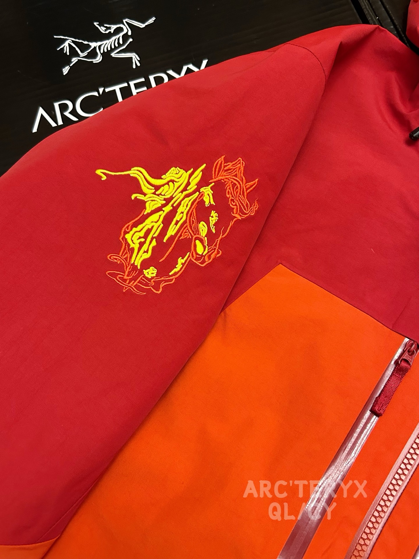 款号D09 Arcteryx始祖鸟 Solano Hoody Jacket 众所周知 每年始祖*都会以十二生肖为思路出一款联名款的新年限定,今年也不例外!此次的马年限定胸口logo为金标,衣袖上的骏马图案也很吸睛,帽子上字母logo+崩腾的骏马绣花点缀.整个衣服颜色搭配也很好,喜庆的新年红,更加贴近新春氛围! 防水为国际ISO标准90(ISO4)级别达到荷叶水珠滚动效果! 采用2L双层Gore-tex面料,面料表层做超高强度防水,内层覆膜,所以到达三层防水的效果,使成衣具有防水防污透气的出色效果. 压胶采用的胶水为铁金刚胶条,市面销售的潜水服就是这个牌子的胶水,区别市面普通压胶! 进口百灵达刺绣机还原ZP.百灵达刺绣工整立体,饱满度立体感以及每个字母的神韵特点,一笔一划工工整整立体效果强烈! ZP五金配件,字体清晰立体与正品一致. 衣长: 72 74 76 78 80 胸围: 120 124 128 132 136 袖长: 63 64 66 67 68 肩宽: 52 53 54 55 56 S推荐100-140斤 身高160-170 M推荐140-160斤 身高170-180 L推荐160-180斤 身高175-185 XL推荐180-200斤 身高180-185 XXL推荐200-220斤 身高185-195