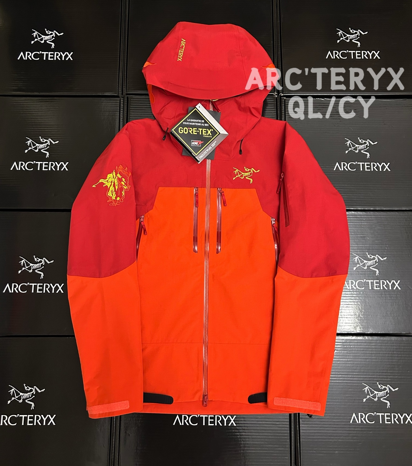款号D09 Arcteryx始祖鸟 Solano Hoody Jacket 众所周知 每年始祖*都会以十二生肖为思路出一款联名款的新年限定,今年也不例外!此次的马年限定胸口logo为金标,衣袖上的骏马图案也很吸睛,帽子上字母logo+崩腾的骏马绣花点缀.整个衣服颜色搭配也很好,喜庆的新年红,更加贴近新春氛围! 防水为国际ISO标准90(ISO4)级别达到荷叶水珠滚动效果! 采用2L双层Gore-tex面料,面料表层做超高强度防水,内层覆膜,所以到达三层防水的效果,使成衣具有防水防污透气的出色效果. 压胶采用的胶水为铁金刚胶条,市面销售的潜水服就是这个牌子的胶水,区别市面普通压胶! 进口百灵达刺绣机还原ZP.百灵达刺绣工整立体,饱满度立体感以及每个字母的神韵特点,一笔一划工工整整立体效果强烈! ZP五金配件,字体清晰立体与正品一致. 衣长: 72 74 76 78 80 胸围: 120 124 128 132 136 袖长: 63 64 66 67 68 肩宽: 52 53 54 55 56 S推荐100-140斤 身高160-170 M推荐140-160斤 身高170-180 L推荐160-180斤 身高175-185 XL推荐180-200斤 身高180-185 XXL推荐200-220斤 身高185-195