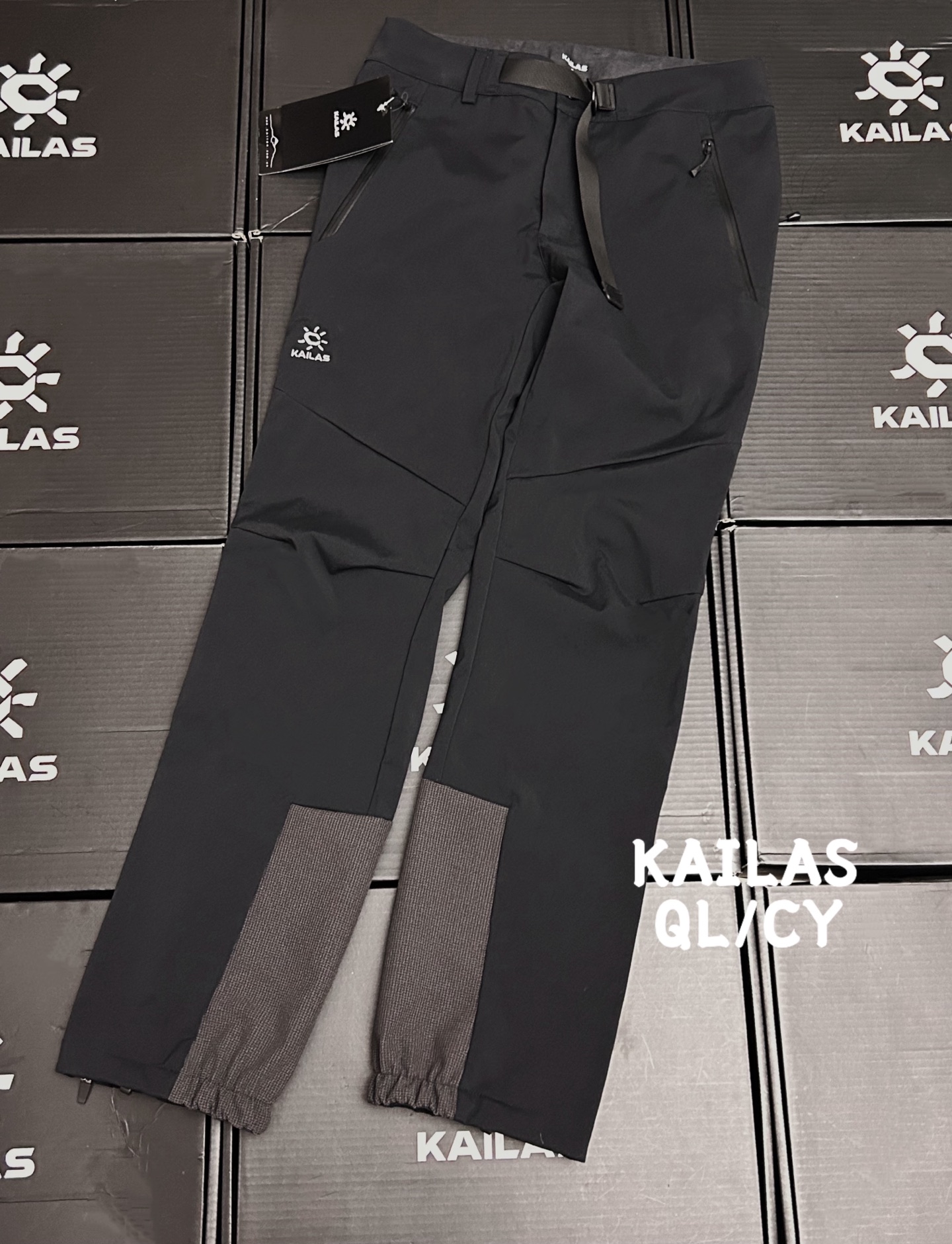 款号D21 独家台州版本,区别市场所有通货,完全对版,细节图自行欣赏! KAILAS/凯乐石狼塔软壳裤男女GTX防风防泼水加绒保暖户外运动攀冰半拉链裤情侣户外登山攀岩休闲裤 ⭐GTX面料冰雪渗透阻隔刺骨寒风入侵,并及时排出身体汗湿,避免积汗失温. ⭐表层超耐久防泼水处理,持久防泼溅.内里搭载舒适保暖抓绒,严寒环境下提供稳定保暖力. ⭐大腿侧开kk防水拉链设计,闷热时打开可快速散热透气 ⭐ 小口拼接墙耐磨面料,防止冰爪刮损 ⭐后腰加高设计,防止运动过程中腰部受寒. ⭐腰部裤鼻加可调节腰带设计,兼容不同身形. ⭐裤脚侧开拉链加弹力像根设计,便捷穿透兼容不同类型鞋靴. ⭐脚口有隐藏靴带钩,更好包裹鞋靴,防止风雪灌入.⭐经典版型立体裁剪.钻石立裆设计,减少裆部束缚,灵活跨越. 颜色:玄青黑 腰围: 80 84 88 93 98 臀围:101 105 109 114 119 裤长:104 106 108 110 112 膝围: 21.6 22.4 23.2 24 24.8 裤口: 19.6 20.4 21.2 22 22.8 前档: 20.5 21.5 22.5 23.5 24.5 后档: 30 31 32 33 34