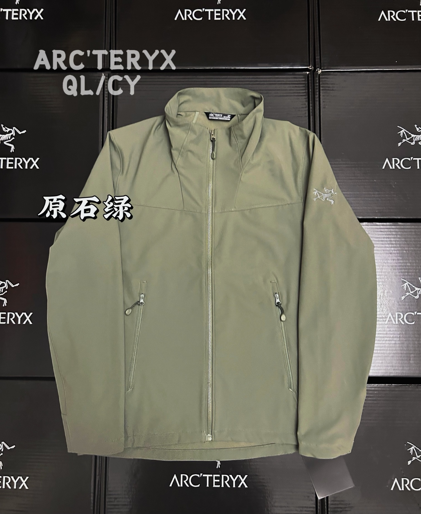 款号F09 Arcteryx始祖鸟 EPSILON Jacket 高领长袖 软壳衣 始祖鸟Epsilon软壳衣|通勤户外封神款🐦 谁懂啊!这件Epsilon Jacket真的长在审美上✨ 高领+极简剪裁,高级感拉满,户外党&通勤党闭眼冲 🐦高领护颈 软乎乎内衬,防风不扎脸 拉链不卡下巴,细节控爱了 🐦DWR防泼防风 小雨小风轻松扛 通勤突然下雨也不慌🌧️ 🐦弹力软壳+立体剪裁 抬手、走路、运动不束缚 显瘦不臃肿,身材比例绝了 🐦多口袋设计 压胶拉链+袖袋,实用又酷 小物件随身放,安全感拉满 春秋单穿、冬天做中间层都可 百搭黑色/纯色,随便搭都高级 户外徒步/城市通勤/日常出街 一件搞定所有场景✅ 颜色:黑色 幽雾绿 隐秘灰 衣长:71 73 75 77 79 胸围:114 118 122 126 130 下摆:108 112 116 120 124 袖长:73 75 77 80 82 S码建议体重100-120斤 M码建议体重120-140斤 L码建议体重140-160斤 XL码建议体重160-180斤 2XL码建议体重180-210斤 #始祖鸟 #Arcteryx #EpsilonJacket #软壳衣 #户外穿搭 #高端户外 #通勤外套 #山系穿搭