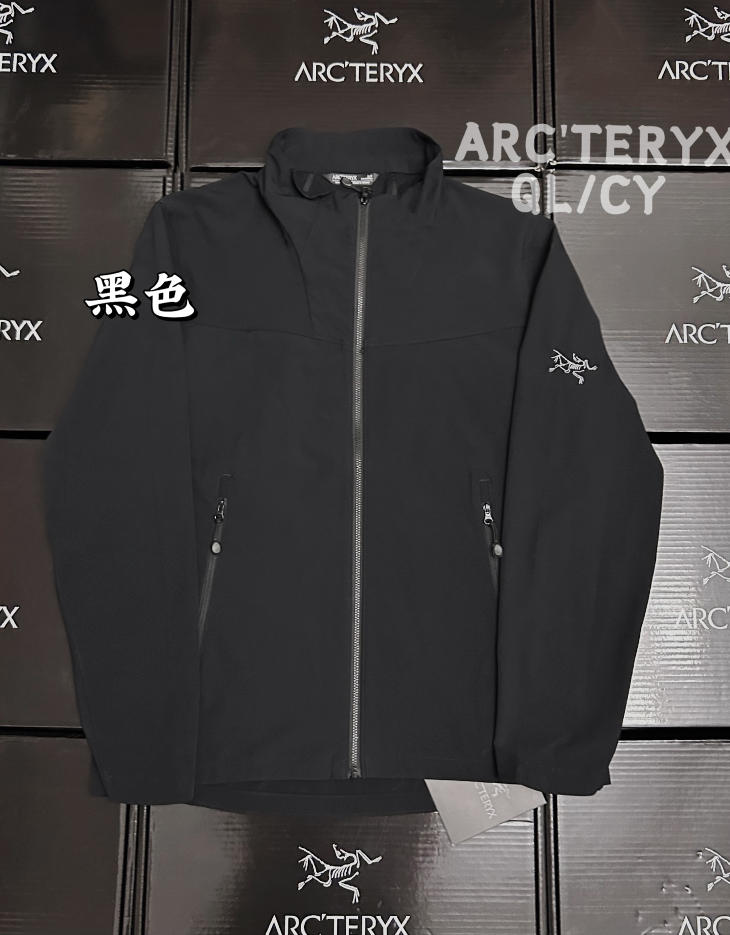款号F09 Arcteryx始祖鸟 EPSILON Jacket 高领长袖 软壳衣 始祖鸟Epsilon软壳衣|通勤户外封神款🐦 谁懂啊!这件Epsilon Jacket真的长在审美上✨ 高领+极简剪裁,高级感拉满,户外党&通勤党闭眼冲 🐦高领护颈 软乎乎内衬,防风不扎脸 拉链不卡下巴,细节控爱了 🐦DWR防泼防风 小雨小风轻松扛 通勤突然下雨也不慌🌧️ 🐦弹力软壳+立体剪裁 抬手、走路、运动不束缚 显瘦不臃肿,身材比例绝了 🐦多口袋设计 压胶拉链+袖袋,实用又酷 小物件随身放,安全感拉满 春秋单穿、冬天做中间层都可 百搭黑色/纯色,随便搭都高级 户外徒步/城市通勤/日常出街 一件搞定所有场景✅ 颜色:黑色 幽雾绿 隐秘灰 衣长:71 73 75 77 79 胸围:114 118 122 126 130 下摆:108 112 116 120 124 袖长:73 75 77 80 82 S码建议体重100-120斤 M码建议体重120-140斤 L码建议体重140-160斤 XL码建议体重160-180斤 2XL码建议体重180-210斤 #始祖鸟 #Arcteryx #EpsilonJacket #软壳衣 #户外穿搭 #高端户外 #通勤外套 #山系穿搭