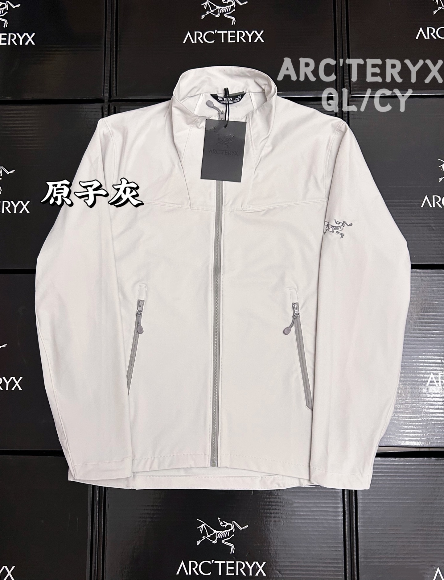 款号F09 Arcteryx始祖鸟 EPSILON Jacket 高领长袖 软壳衣 始祖鸟Epsilon软壳衣|通勤户外封神款🐦 谁懂啊!这件Epsilon Jacket真的长在审美上✨ 高领+极简剪裁,高级感拉满,户外党&通勤党闭眼冲 🐦高领护颈 软乎乎内衬,防风不扎脸 拉链不卡下巴,细节控爱了 🐦DWR防泼防风 小雨小风轻松扛 通勤突然下雨也不慌🌧️ 🐦弹力软壳+立体剪裁 抬手、走路、运动不束缚 显瘦不臃肿,身材比例绝了 🐦多口袋设计 压胶拉链+袖袋,实用又酷 小物件随身放,安全感拉满 春秋单穿、冬天做中间层都可 百搭黑色/纯色,随便搭都高级 户外徒步/城市通勤/日常出街 一件搞定所有场景✅ 颜色:黑色 幽雾绿 隐秘灰 衣长:71 73 75 77 79 胸围:114 118 122 126 130 下摆:108 112 116 120 124 袖长:73 75 77 80 82 S码建议体重100-120斤 M码建议体重120-140斤 L码建议体重140-160斤 XL码建议体重160-180斤 2XL码建议体重180-210斤 #始祖鸟 #Arcteryx #EpsilonJacket #软壳衣 #户外穿搭 #高端户外 #通勤外套 #山系穿搭