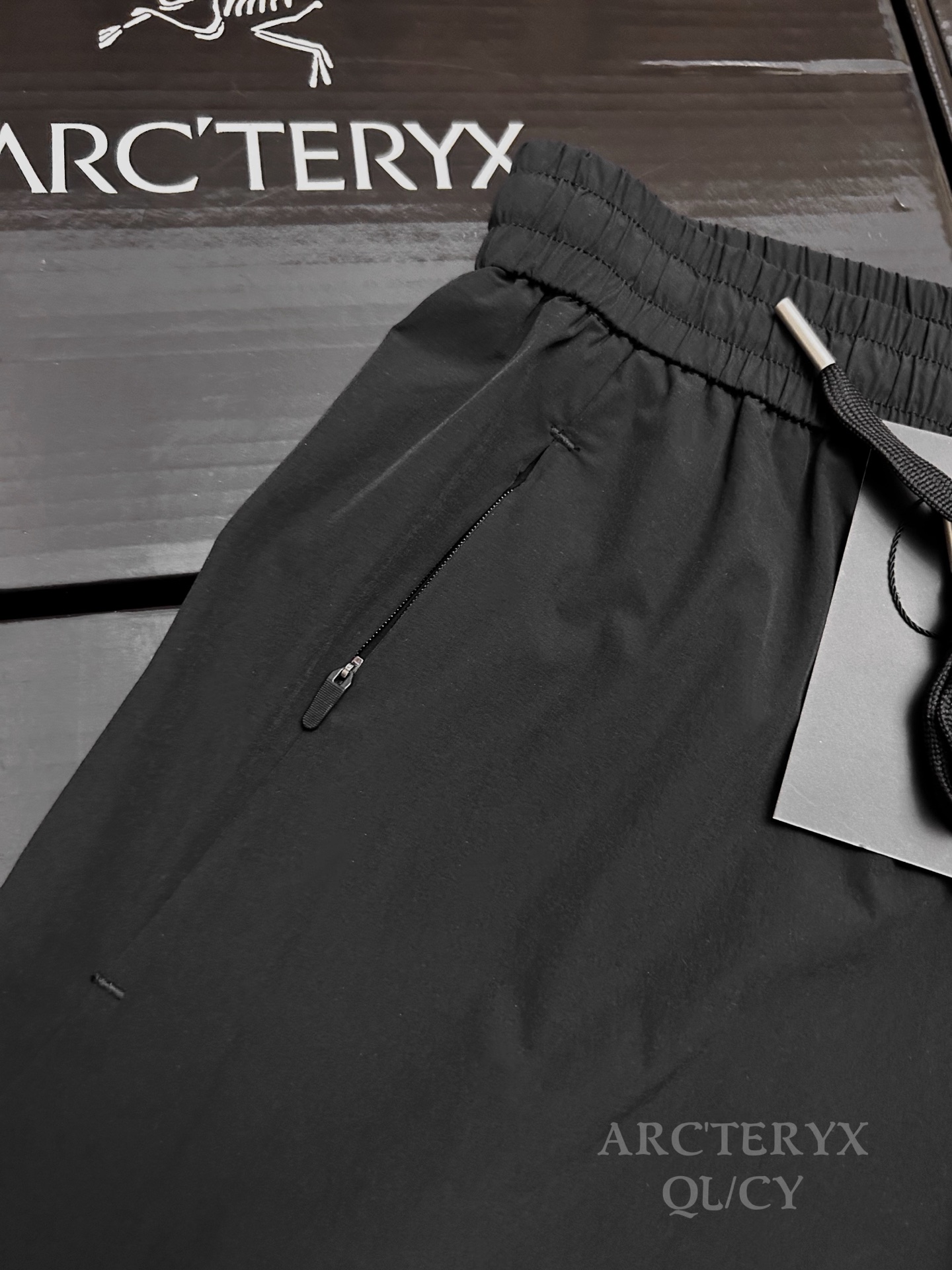 Arc'teryx ARC'TERYX始祖鸟户外轻量男款速干弹力耐磨软壳短裤 百灵刺绣版本 把户外感穿进日常