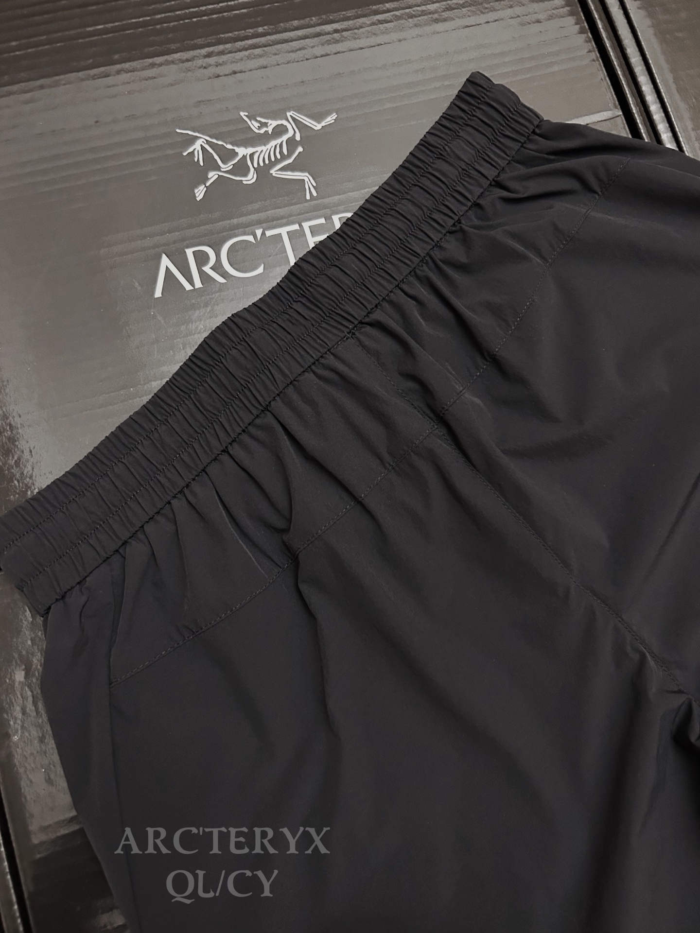 Arc'teryx ARC'TERYX始祖鸟户外轻量男款速干弹力耐磨软壳短裤 百灵刺绣版本 把户外感穿进日常