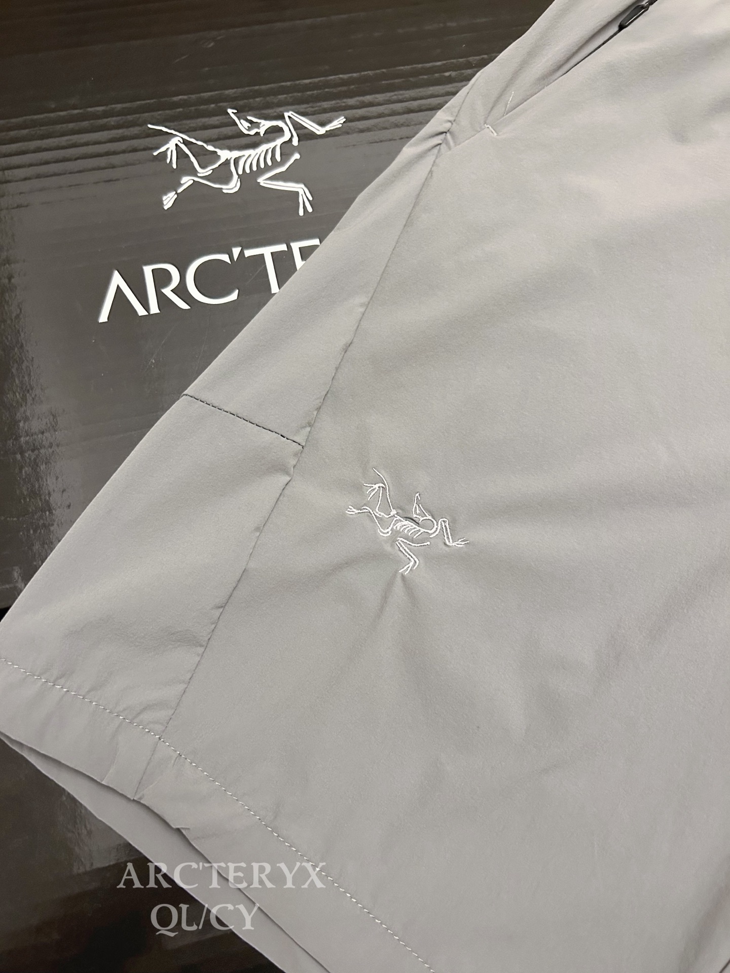 Arc'teryx ARC'TERYX始祖鸟户外轻量男款速干弹力耐磨软壳短裤 百灵刺绣版本 把户外感穿进日常