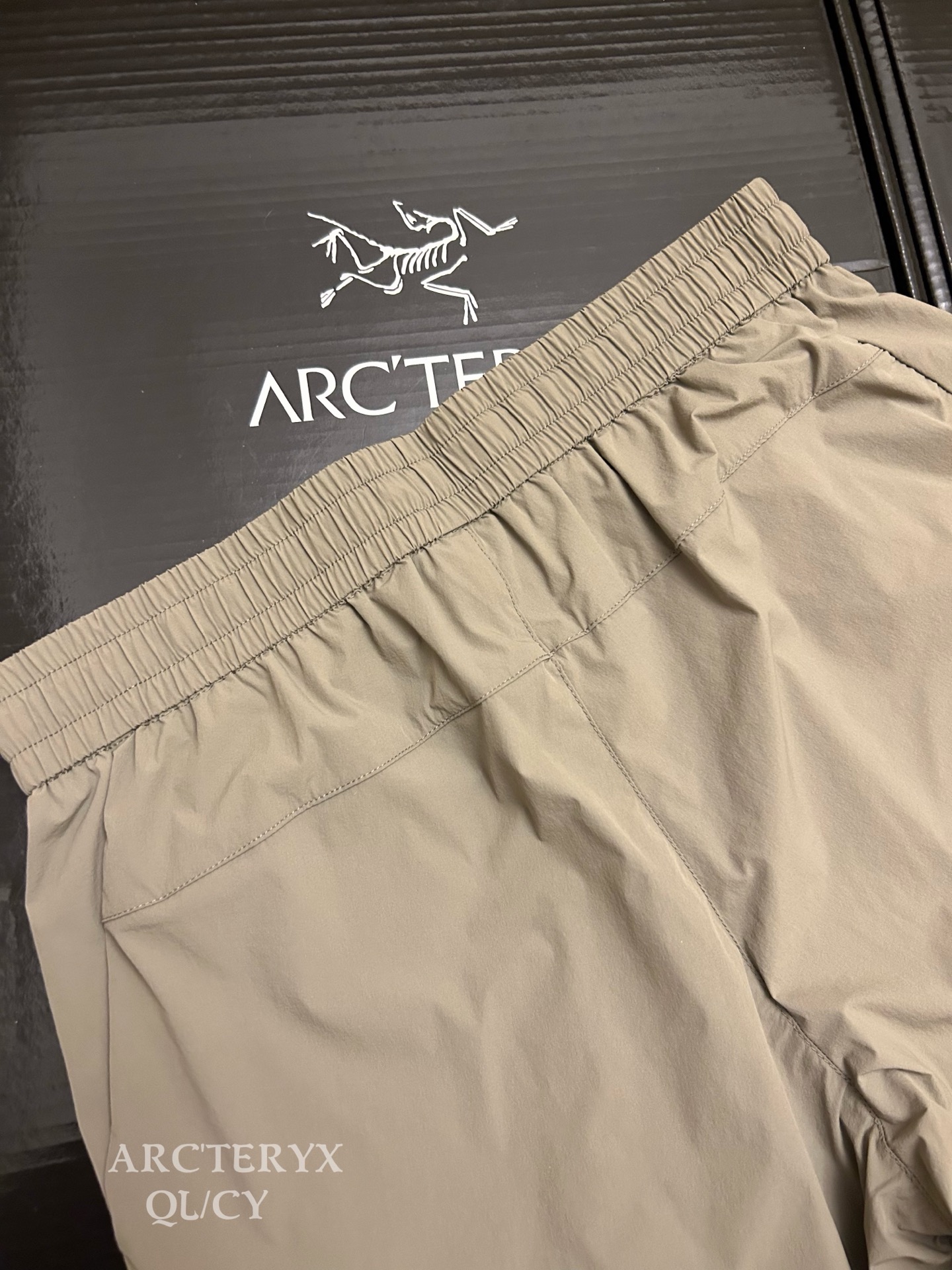 Arc'teryx ARC'TERYX始祖鸟户外轻量男款速干弹力耐磨软壳短裤 百灵刺绣版本 把户外感穿进日常
