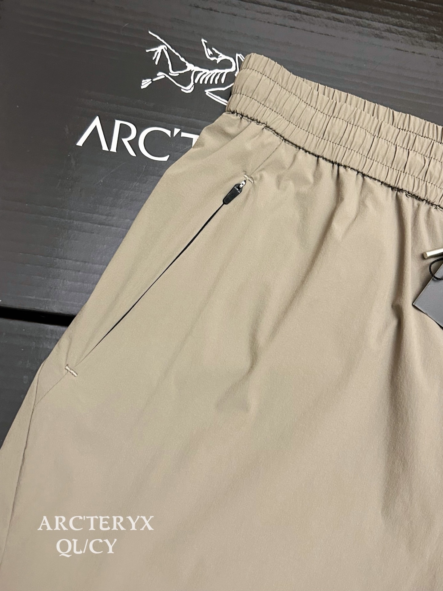 Arc'teryx ARC'TERYX始祖鸟户外轻量男款速干弹力耐磨软壳短裤 百灵刺绣版本 把户外感穿进日常