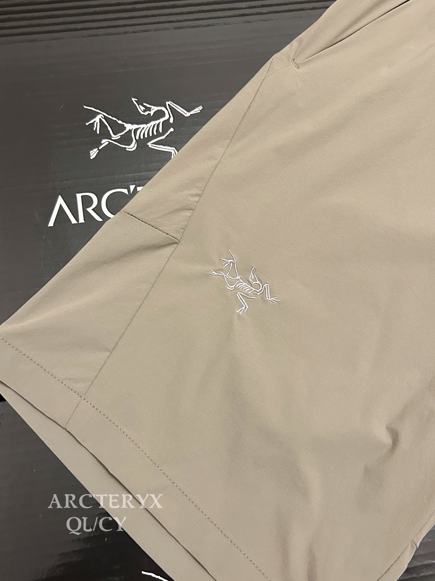 Arc'teryx ARC'TERYX始祖鸟户外轻量男款速干弹力耐磨软壳短裤 百灵刺绣版本 把户外感穿进日常