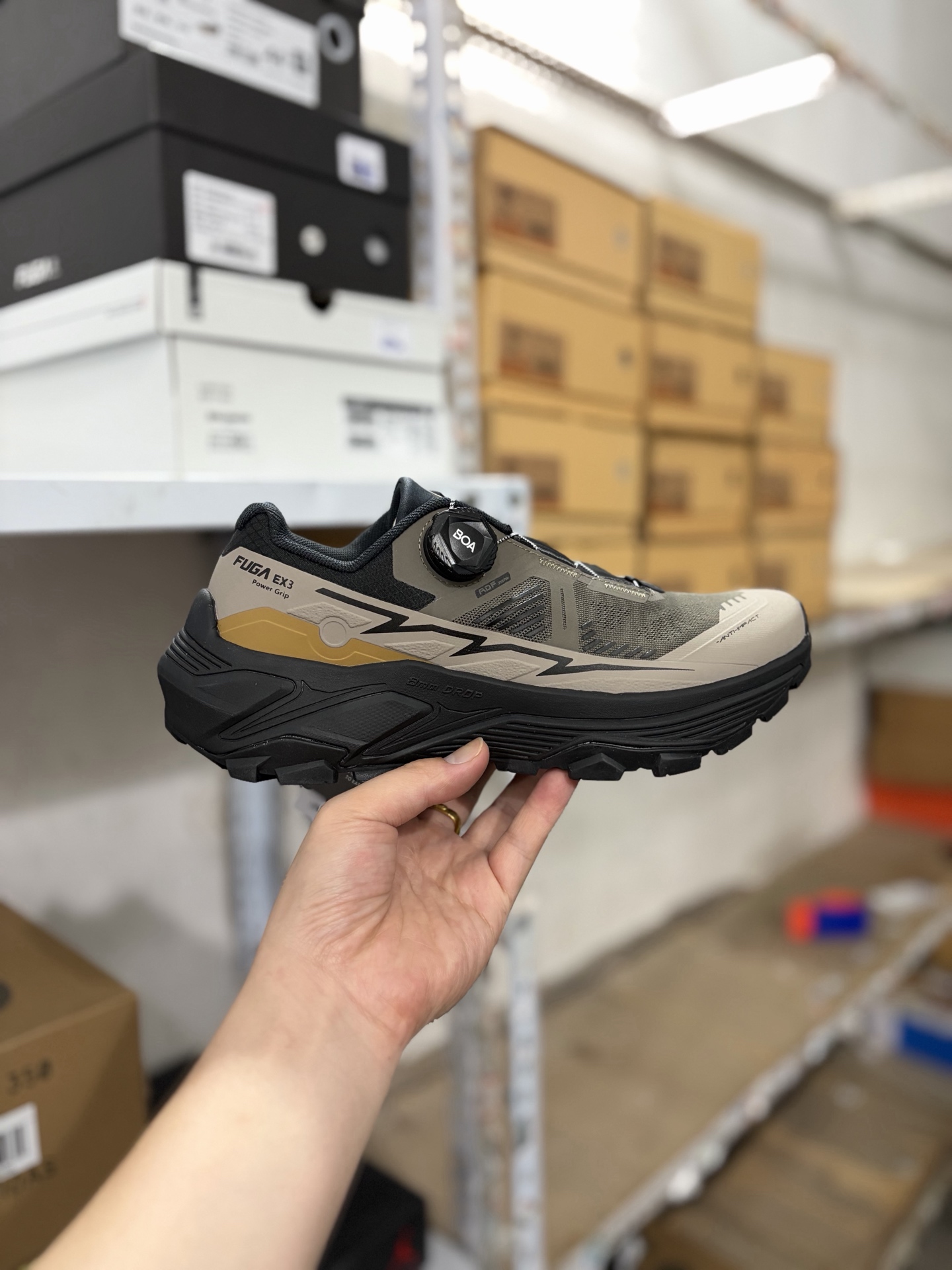 公司级✅凯乐石 KAILAS FUGA EX3厚底缓冲徒步跑山网布TPU减震防滑透气包裹性抗冲击轻便回弹 低帮 超强抓地力徒步跑步鞋 BOA适配系统 通过旋钮一键实现快速调节松紧 快速穿脱 YIBRAM MEGAGRIP湿地止滑大底 提供强劲抓地力 驾驭干湿路面 ECCEVAI 厚底回弹中底 缓冲回弹 泵感十足 更抓地 减少消耗-前掌加宽4% 后跟加宽15% 更缓震久跑不累-缓震回弹提升20% 更稳定 减少关节伤害-加高和梯形设计加宽 更包裹 更舒适-楦型升级 加强脚背中腰包裹性 货号:KS2613232 带半码 编码:MNGD0410ZML