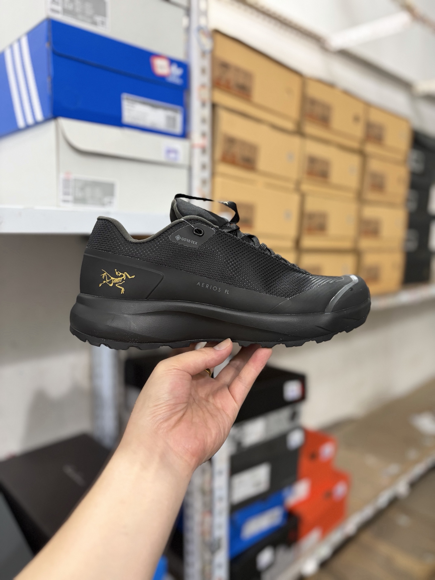 【公司级特价】始祖鸟(ARC’TERYX)男鞋 SYLAN系列 轻量透气舒适山地越野跑鞋户外徒步运动鞋.Arc’teryx鞋新生,户外新征程.Sylan:速度与技术的完美结合.Sylan,作为设计上注重速度的技术性山地跑鞋,旨在迎合高海拔和崎岖地形.鞋款采用双密度中底,搭载Vibram Megagrip外底,为户外爱好者提供卓越的功能性.设计不仅突显辨识度,更注重鞋子在户外场景下的实用性.这让人不禁思考,户外运动的未来是否将更注重速度与技术的完美结合,而不仅仅是传统的舒适和保护. ID:TIB
