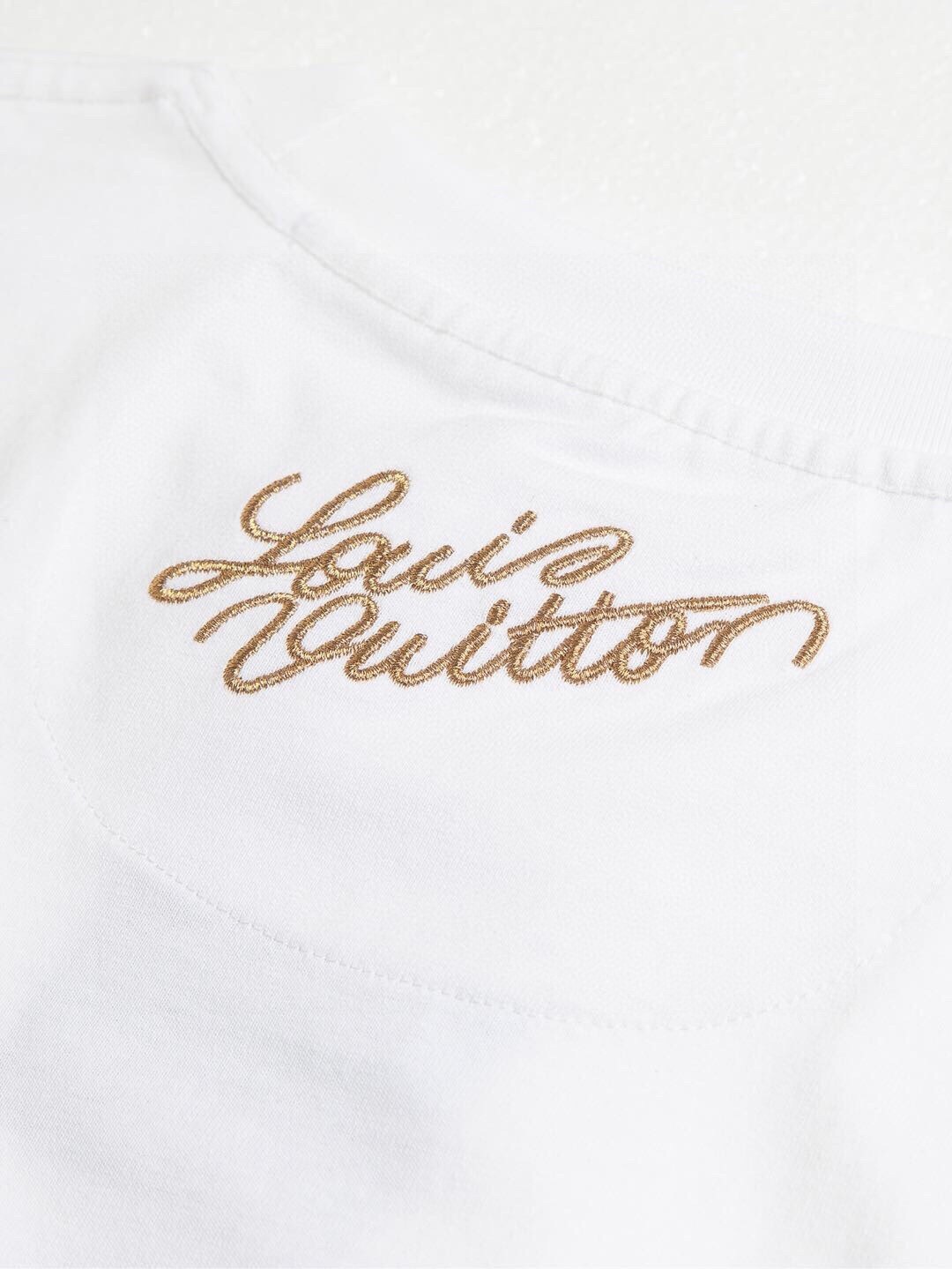 louis vuitton25年早春款遛狗徽章珍珠点缀金丝线刺绣标识男女同款t桖
