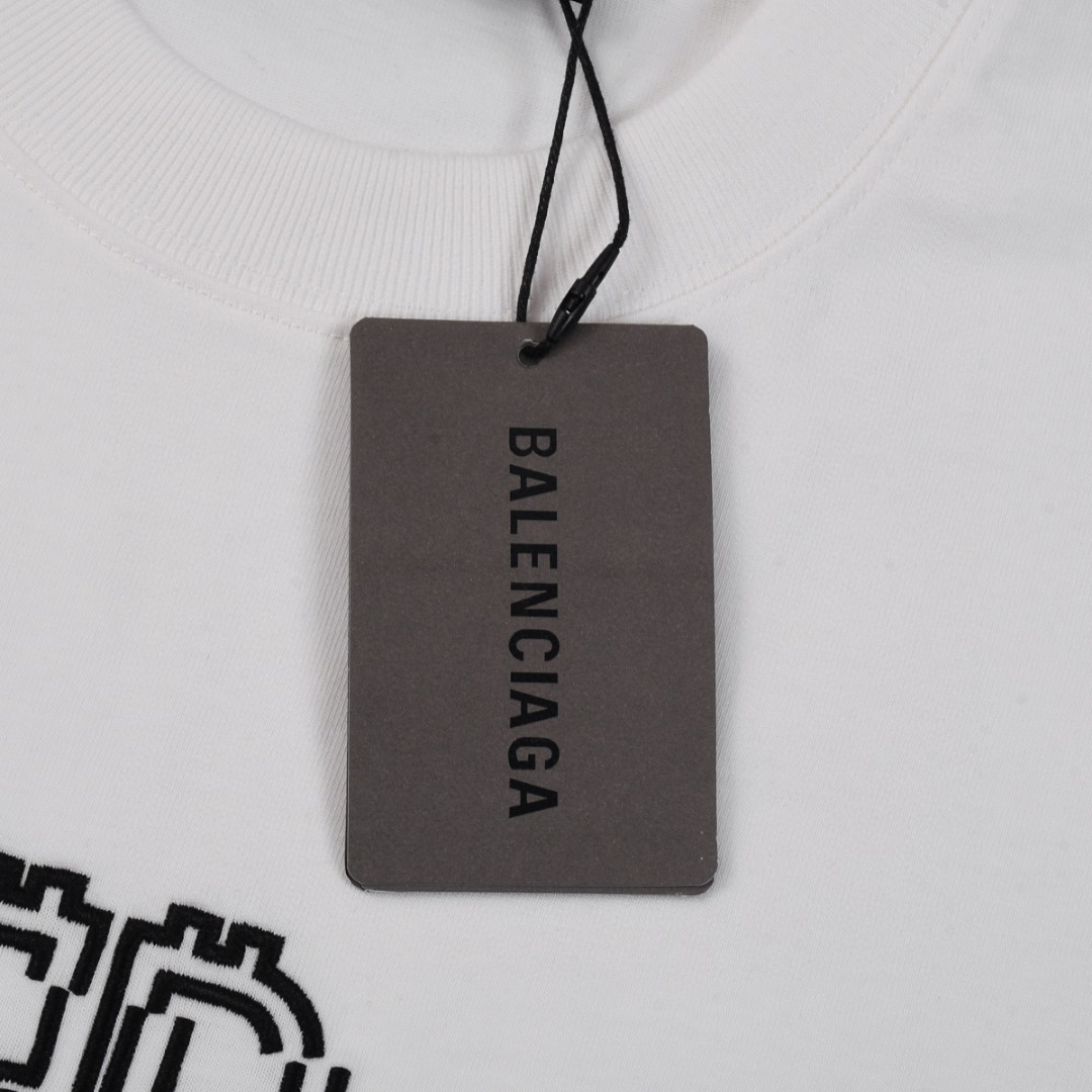 Balenciaga/巴黎世家 25ss 错位字母刺绣短袖 胸前是经典的logo