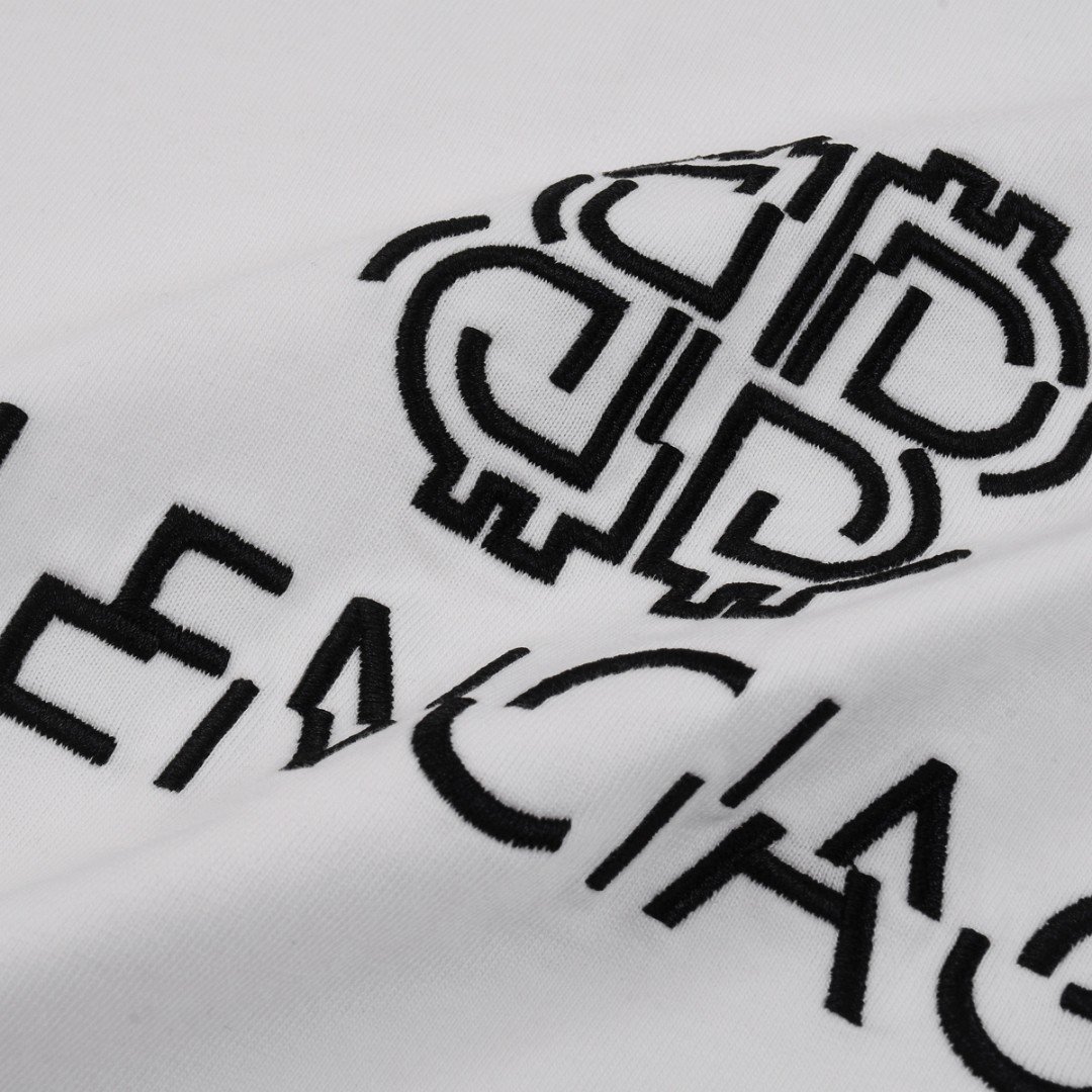 Balenciaga/巴黎世家 25ss 错位字母刺绣短袖 胸前是经典的logo