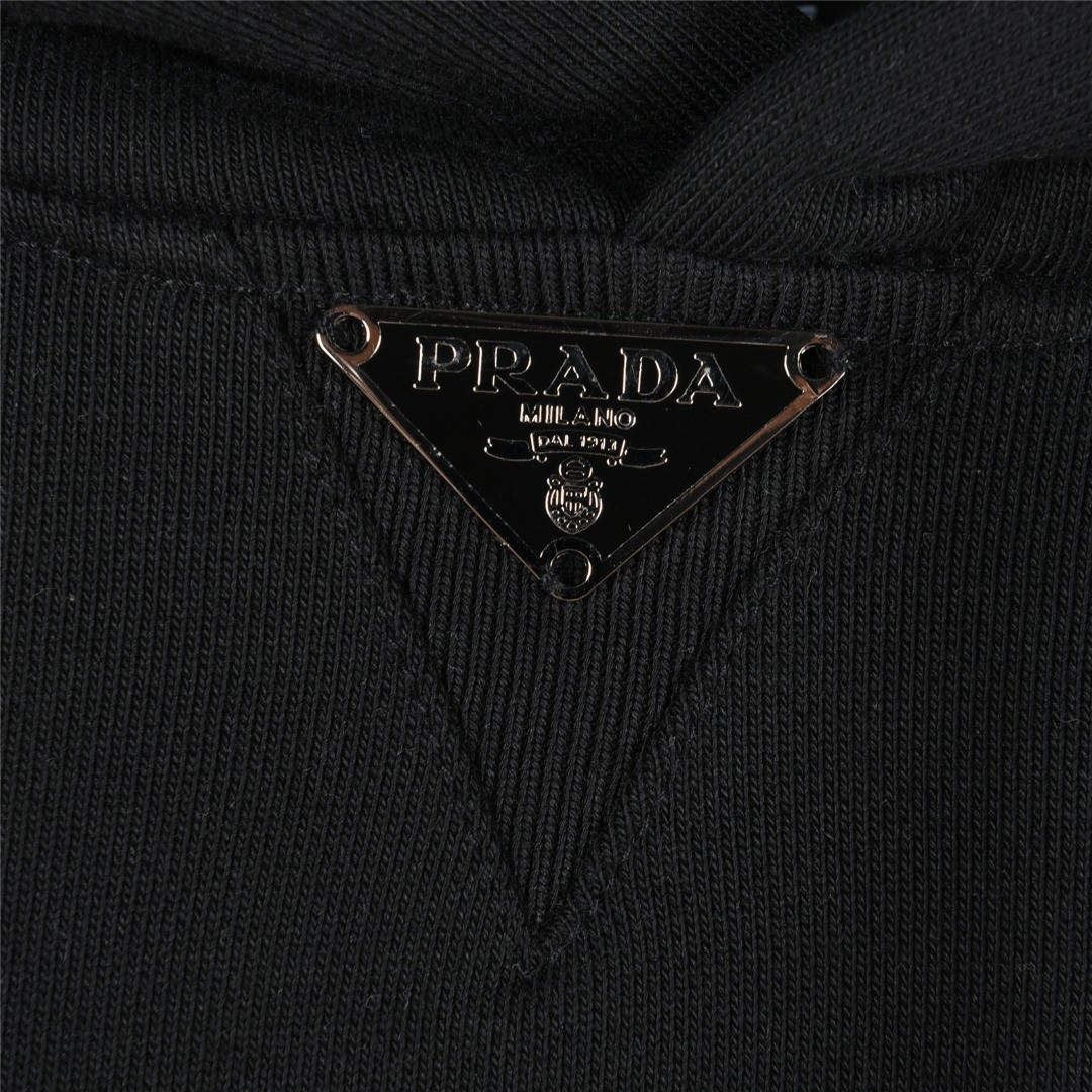 Prada普拉达 25Fw 经典领口缝线三角标尼龙袋鼠口袋连帽卫衣黑色-Chinese UA Cheap High Quatity Brand Clothes Bags handbags Sneakers wholesale wholesaler seller from China Factory suppliers Fashion Clothing Shoes best Quality Beautiful Price Prada普拉达 25Fw 经典领口缝线三角标尼龙袋鼠口袋连帽卫衣黑色