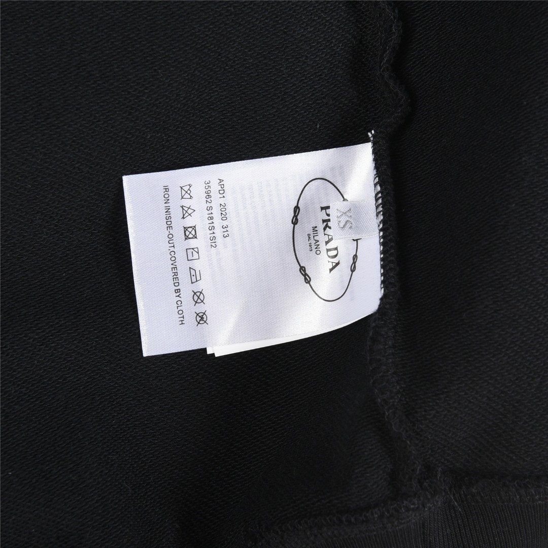 Prada普拉达 25Fw 经典领口缝线三角标尼龙袋鼠口袋连帽卫衣黑色-Chinese UA Cheap High Quatity Brand Clothes Bags handbags Sneakers wholesale wholesaler seller from China Factory suppliers Fashion Clothing Shoes best Quality Beautiful Price Prada普拉达 25Fw 经典领口缝线三角标尼龙袋鼠口袋连帽卫衣黑色