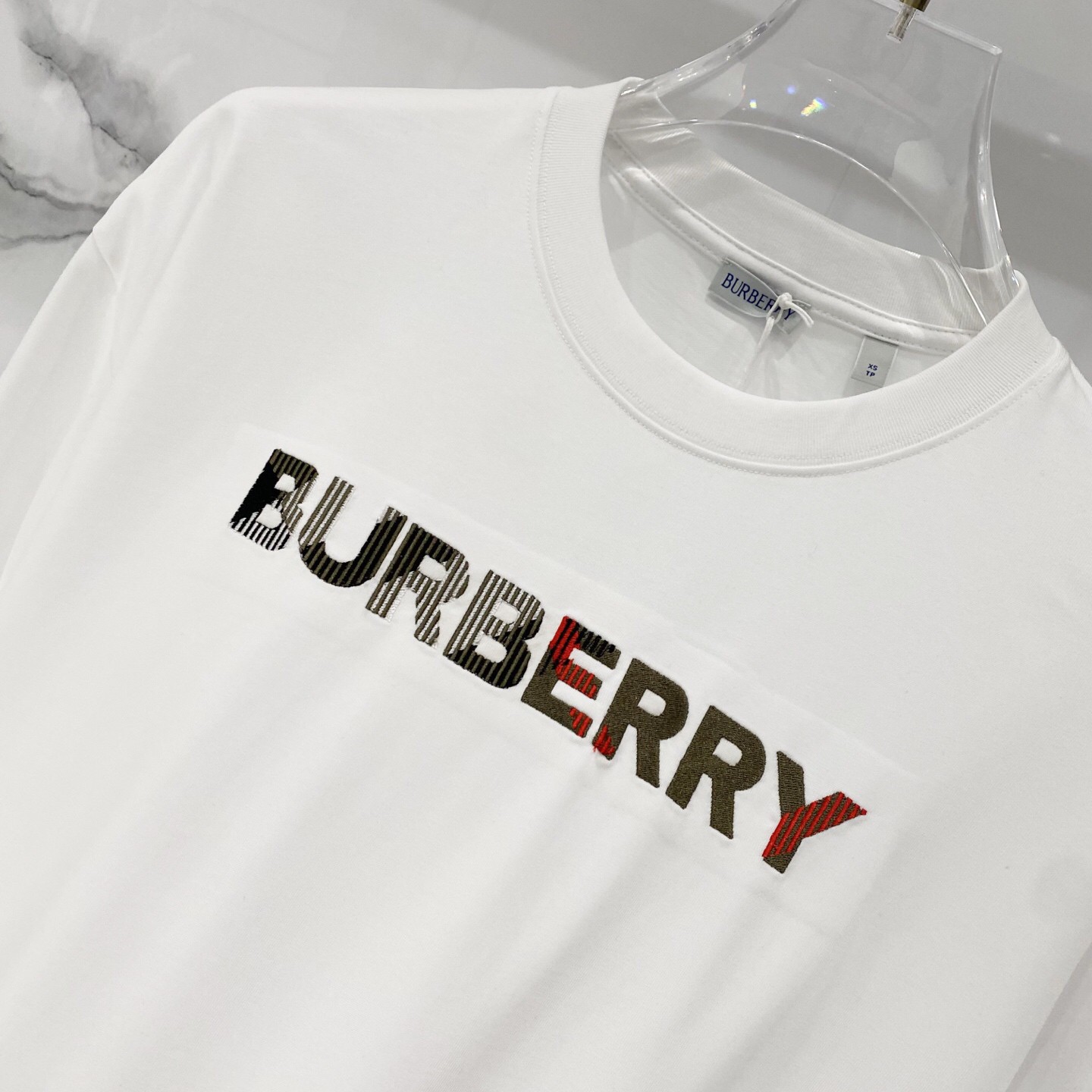 Burbberry巴宝莉2026新款立体刺绣字母logo短袖T恤-Chinese UA Cheap High Quatity Brand Clothes Bags handbags Sneakers wholesale wholesaler seller from China Factory suppliers Fashion Clothing Shoes best Quality Beautiful Price Burbberry巴宝莉2026新款立体刺绣字母logo短袖T恤