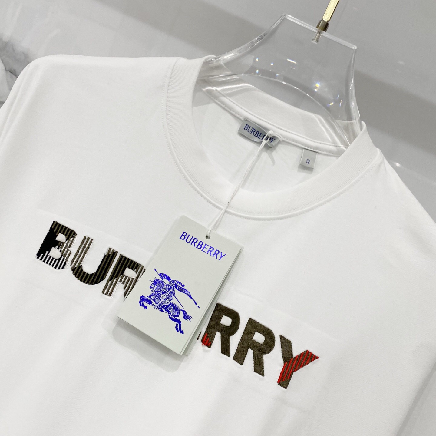 Burbberry巴宝莉2026新款立体刺绣字母logo短袖T恤-Chinese UA Cheap High Quatity Brand Clothes Bags handbags Sneakers wholesale wholesaler seller from China Factory suppliers Fashion Clothing Shoes best Quality Beautiful Price Burbberry巴宝莉2026新款立体刺绣字母logo短袖T恤