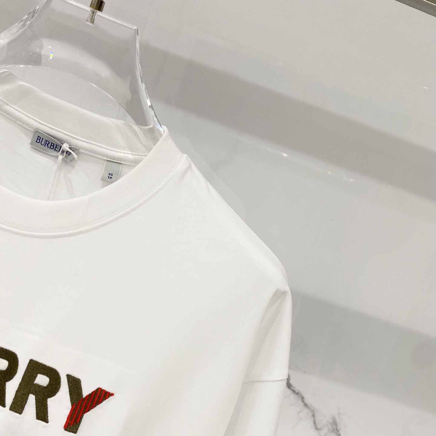 Burbberry巴宝莉2026新款立体刺绣字母logo短袖T恤-Chinese UA Cheap High Quatity Brand Clothes Bags handbags Sneakers wholesale wholesaler seller from China Factory suppliers Fashion Clothing Shoes best Quality Beautiful Price Burbberry巴宝莉2026新款立体刺绣字母logo短袖T恤