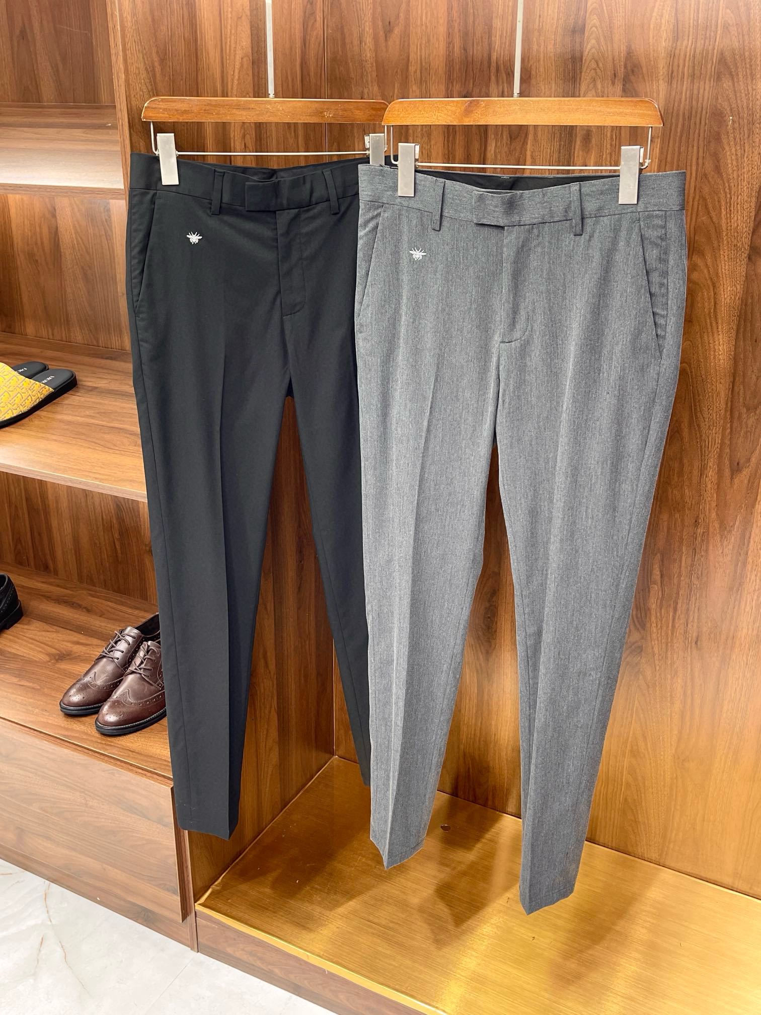 NO:511179,DIOR Zhenpin Customized New Embroidered Little Bee Business Casual Pants SS spring and summer new men's thin business casual trousers, men's embroidered fashionable and versatile business casual trousers! Trading company channels are rare, and the leading official website is available! CD home basic casual trousers with labels are indispensable versatile products in the wardrobe. They are convenient, comfortable and easy to match with fashionable styles. Customer-supplied cotton polyester fiber fabric blended, which is both comfortable and breathable, and is comfortable to wear. It can accompany you to cool and comfortable to spend the hot summer with a cool and comfortable texture. You will know how high the texture of the fabric is, and you will know it immediately when you get the actual product. It can definitely be called Excellent product for unlimited repurchase! The front waist buckle plate metal CD home logo logo and the small bee embroidery design in the pocket are all the most recognizable classic elements of Dior's home. The details are more exquisite, and the excellent demonstration of excellent craftsmanship is enough to allow quality controls to take it away with them! The basic regular straight-tube style cutting has no restrictions on body shape. The invincible versatile color combination easily challenges any top, perfectly combining business and casual style outfits! 29-38.,,dior,dior,dior,alexander wang19860909DIOR臻品定制新款刺绣小蜜蜂商务休闲西裤 SS春夏新款男士轻薄商务休闲长裤,男士刺绣时尚百搭商务休闲西裤!贸易公司渠道稀出,领先官网发售!自带标签化的CD家基础休闲西裤,衣橱里不可或缺的百搭臻品,穿着便捷舒适又非常极易搭配时尚造型.客供人棉聚酯纤维面料混纺而成,舒适性与透气性兼优,着穿触感亲肤舒适,能够伴你凉爽自在的度过酷热的夏天,面料的质感有多高级,实物到手你立刻便知,绝对可以称为无限回购的绝佳臻品!前腰扣盘金属CD家logo标识,口袋处小蜜蜂刺绣设计,都是迪奥家最具辦识度的经典元素,细节方面更为考究,极好的彰显了出色工艺,足以让品控们闭眼收走!基础常规的直筒版型裁剪,对于体型没有限制可言,无敌的百搭配色,轻松挑战任何上装,完美兼具商务与休闲风格穿搭!29-38.,,dior,dior,dior,alexander wang,Men's clothing