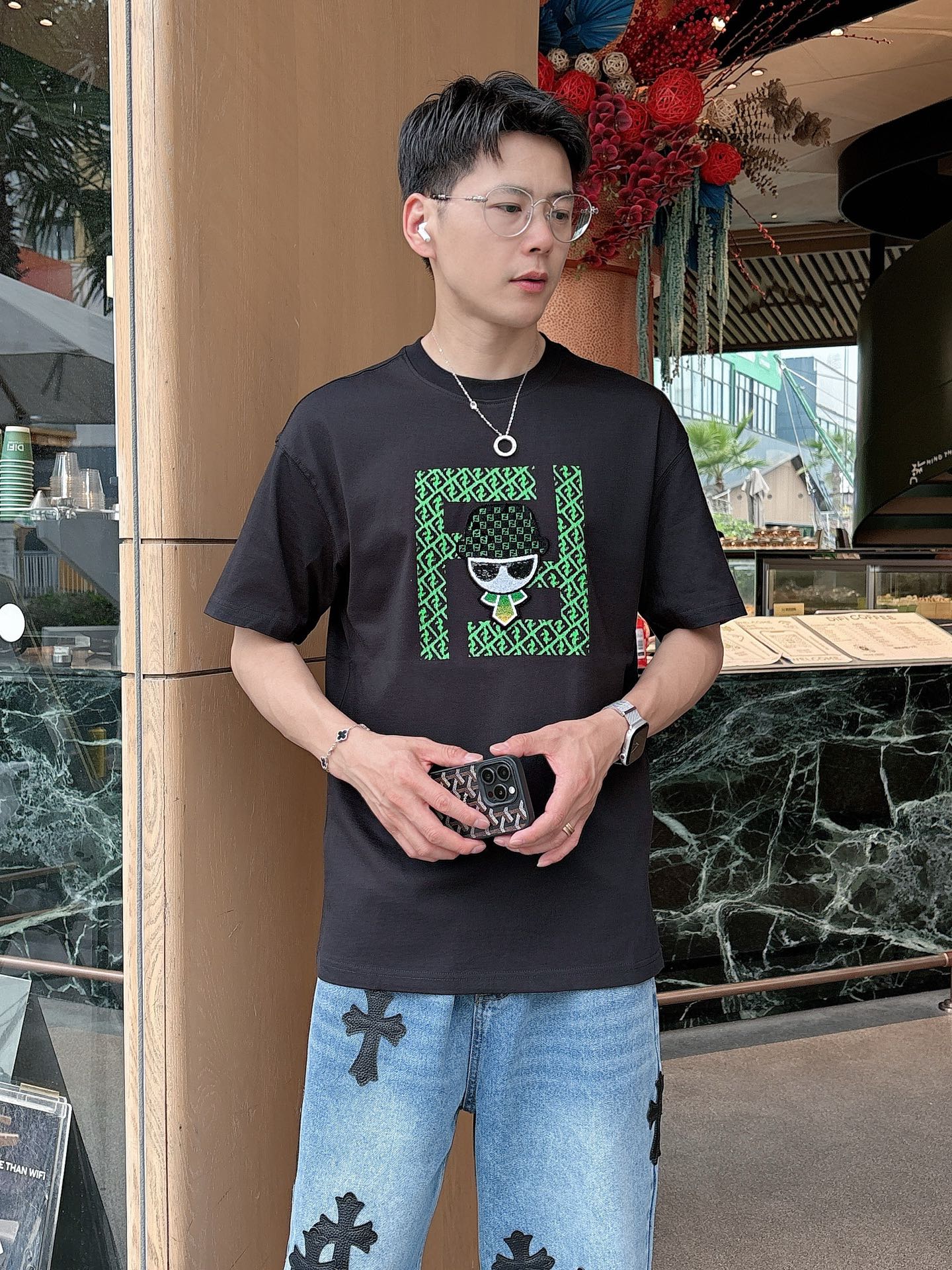   
FD 25SS春夏新款首发专柜最新款短袖圆领T恤 高端订制 设计前卫时尚！品牌logo重工艺设计 