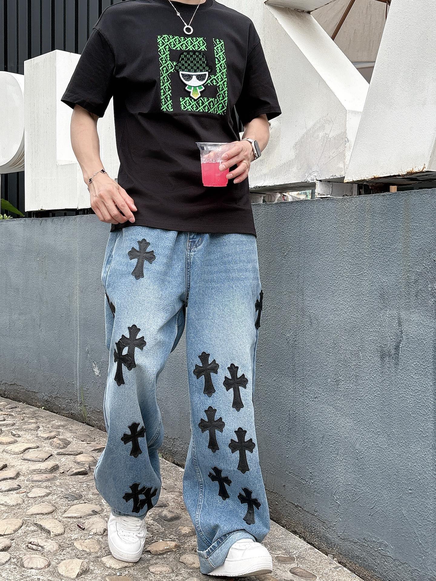   
FD 25SS春夏新款首发专柜最新款短袖圆领T恤 高端订制 设计前卫时尚！品牌logo重工艺设计 