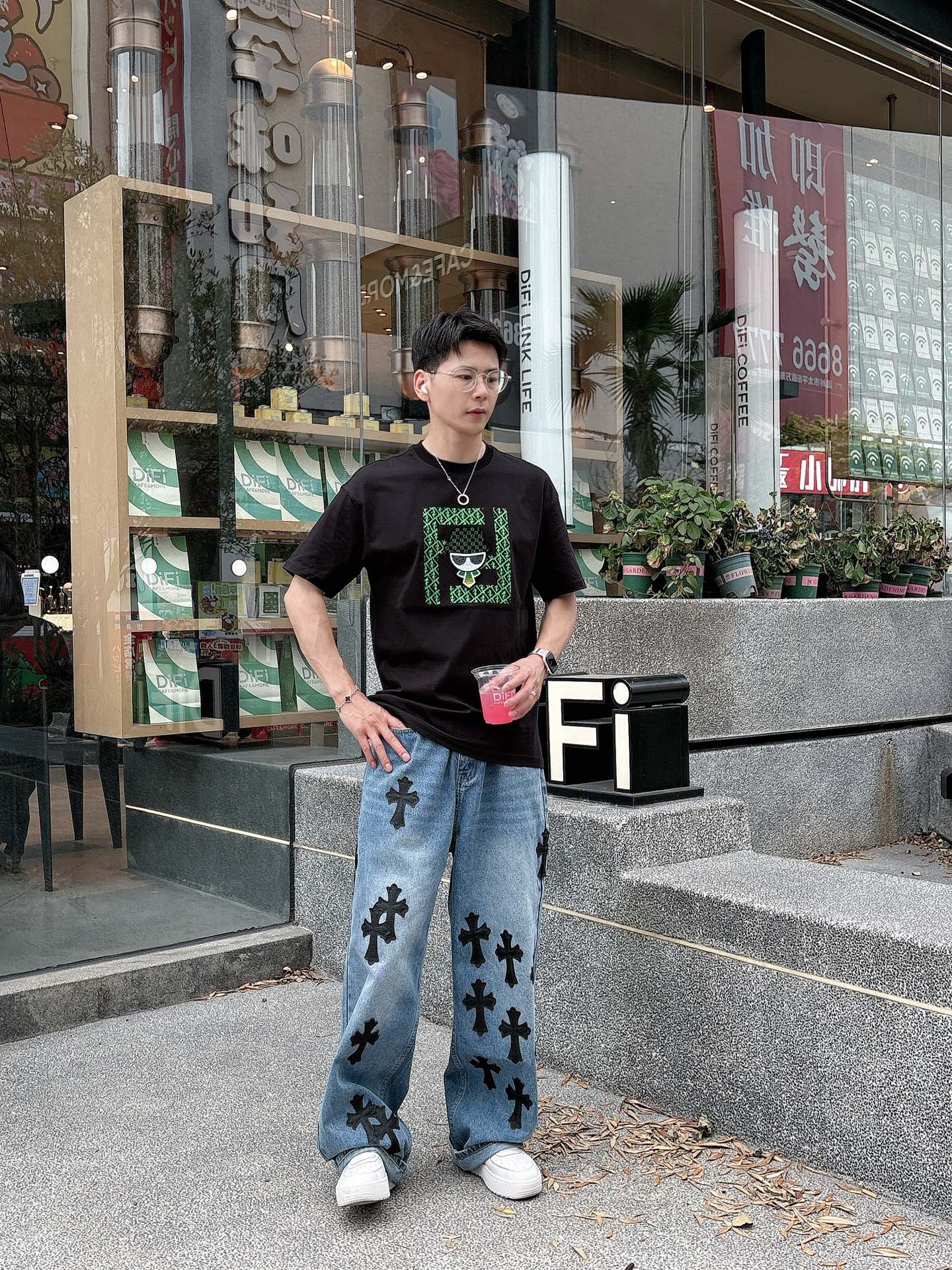   
FD 25SS春夏新款首发专柜最新款短袖圆领T恤 高端订制 设计前卫时尚！品牌logo重工艺设计 