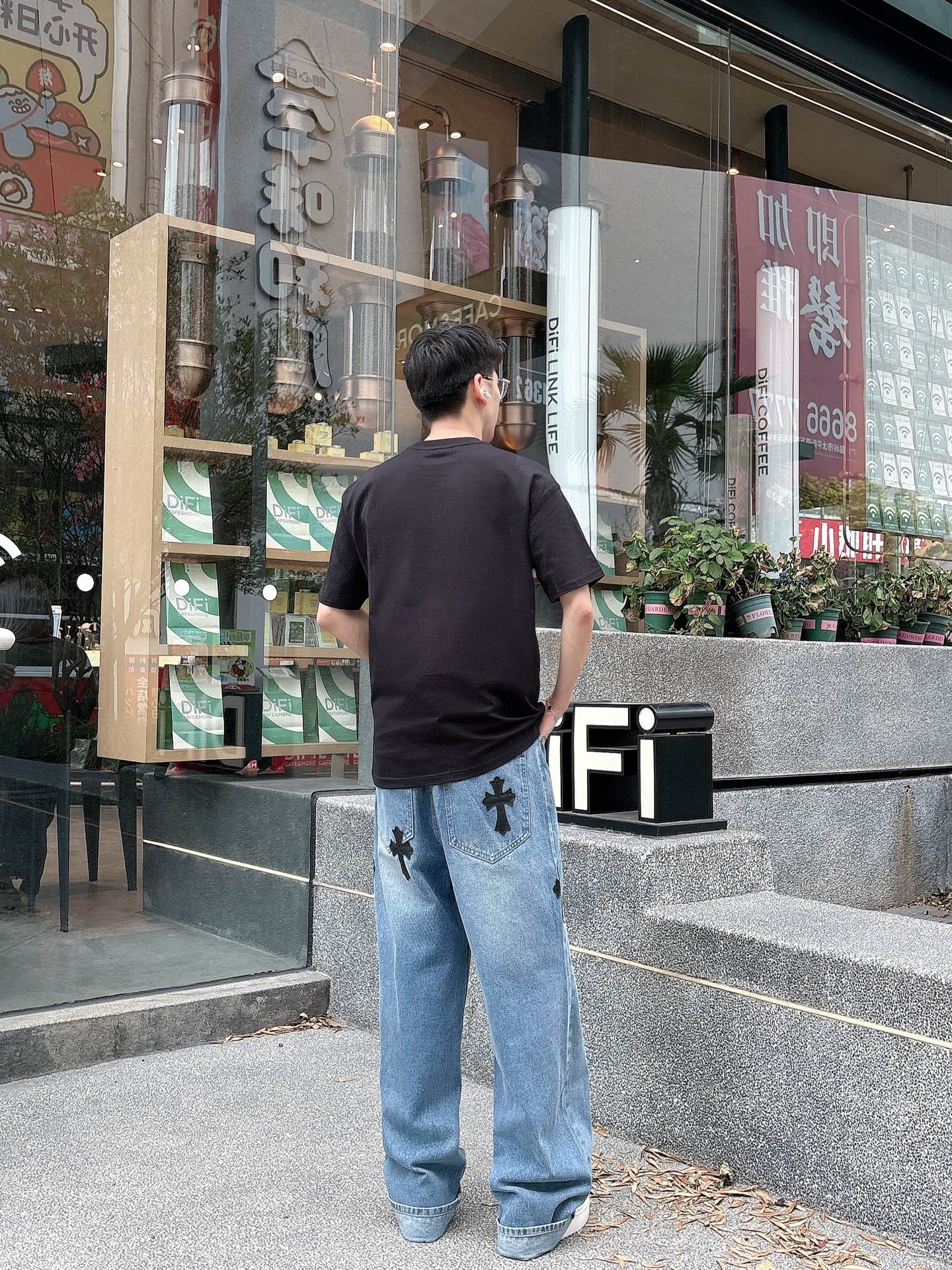   
FD 25SS春夏新款首发专柜最新款短袖圆领T恤 高端订制 设计前卫时尚！品牌logo重工艺设计 