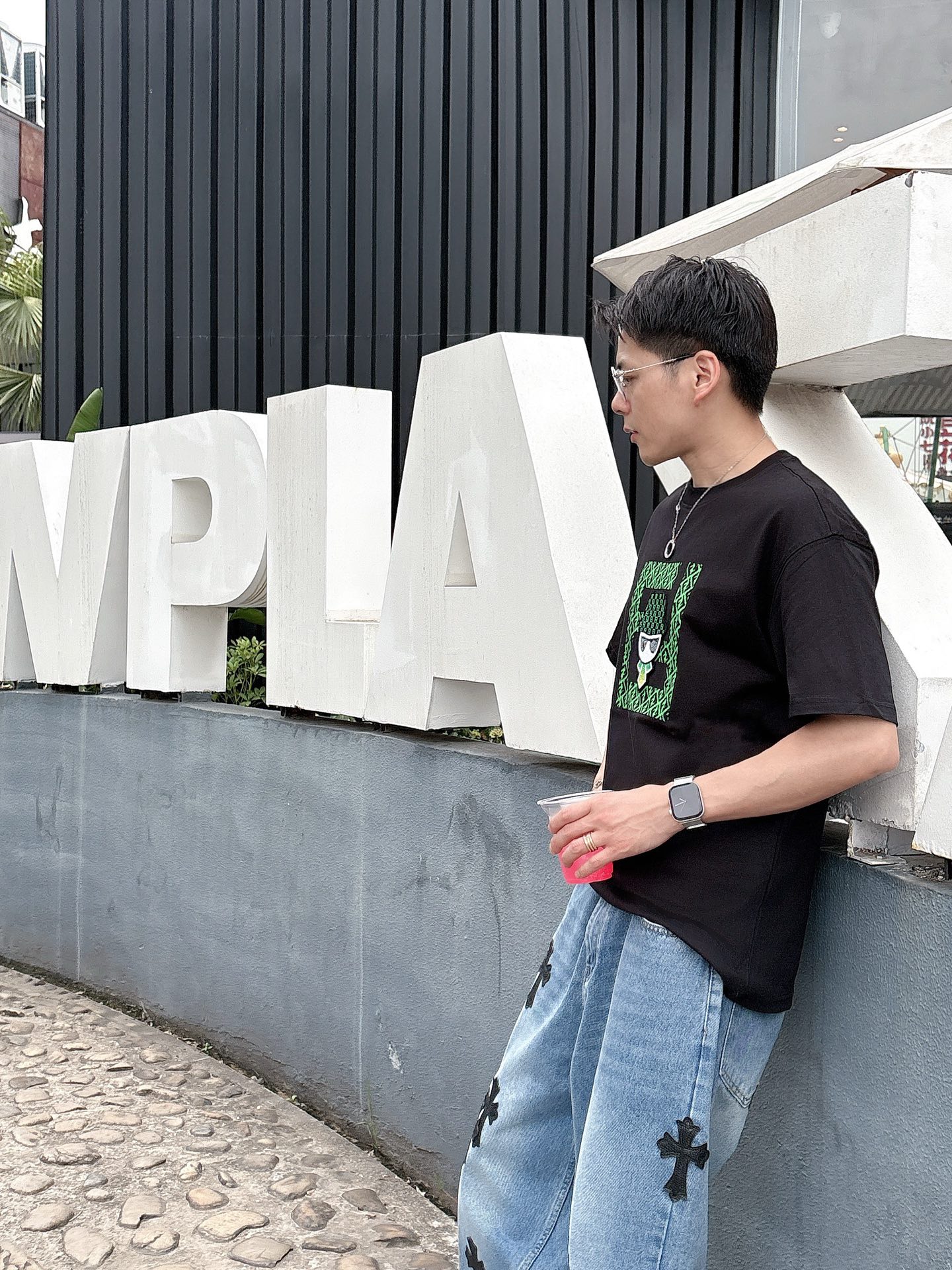   
FD 25SS春夏新款首发专柜最新款短袖圆领T恤 高端订制 设计前卫时尚！品牌logo重工艺设计 